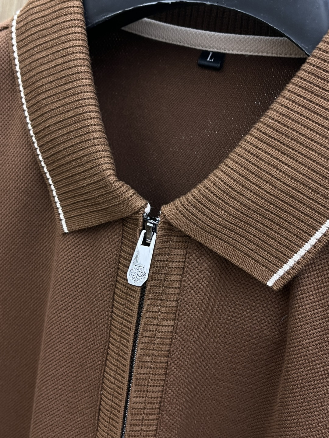 早春 Loro Piana 🔥🔥早春新款男士标识短袖Polo衫，延续经典商务休闲翻领POLO恤.该款Po