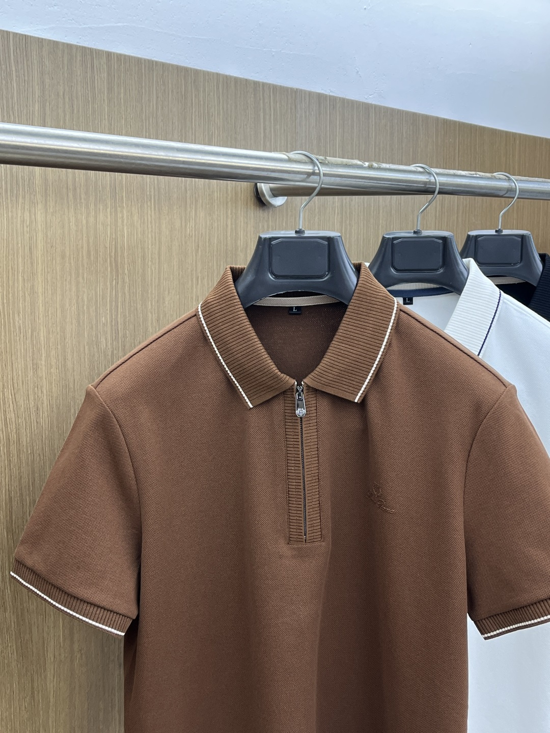 早春 Loro Piana 🔥🔥早春新款男士标识短袖Polo衫，延续经典商务休闲翻领POLO恤.该款Po