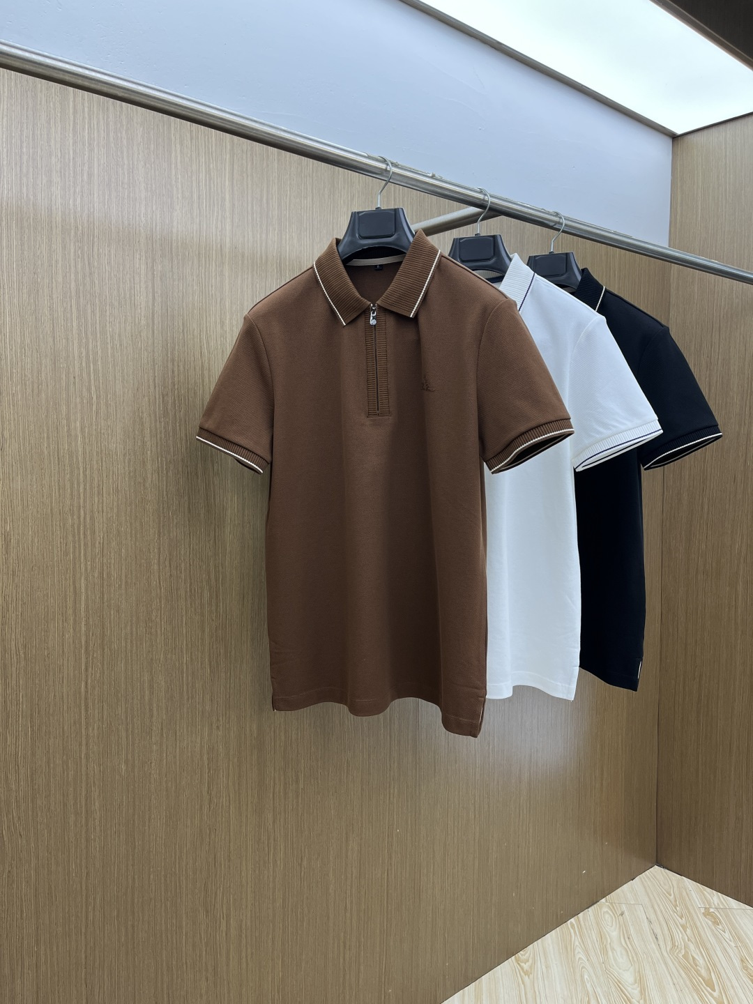 早春 Loro Piana 🔥🔥早春新款男士标识短袖Polo衫，延续经典商务休闲翻领POLO恤.该款Po