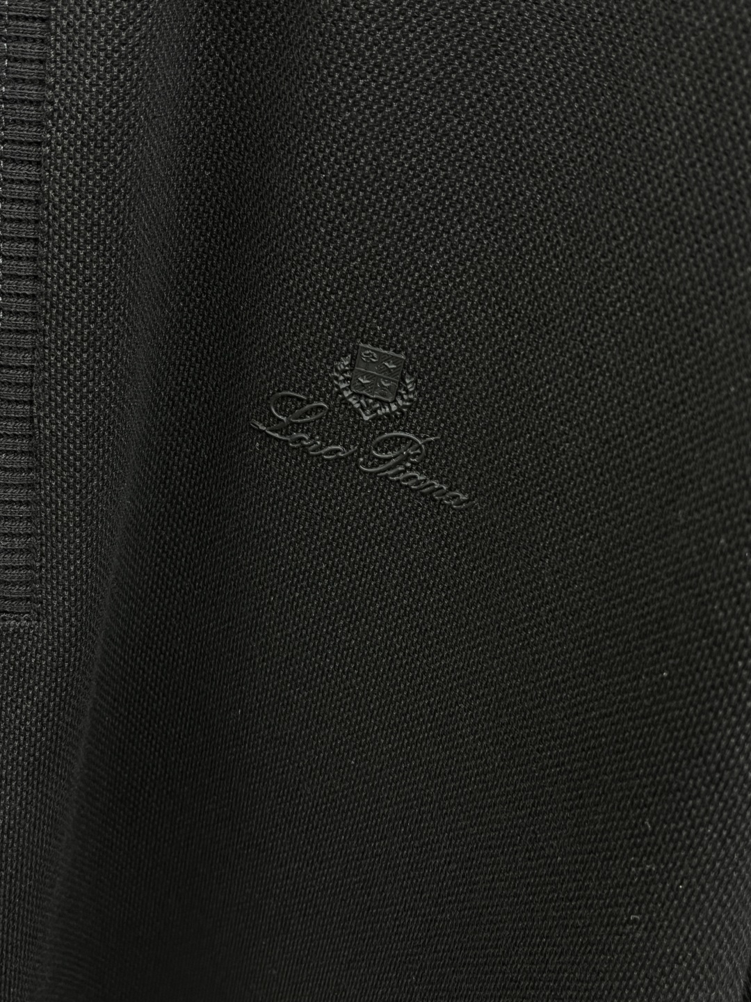 早春 Loro Piana 🔥🔥早春新款男士标识短袖Polo衫，延续经典商务休闲翻领POLO恤.该款Po