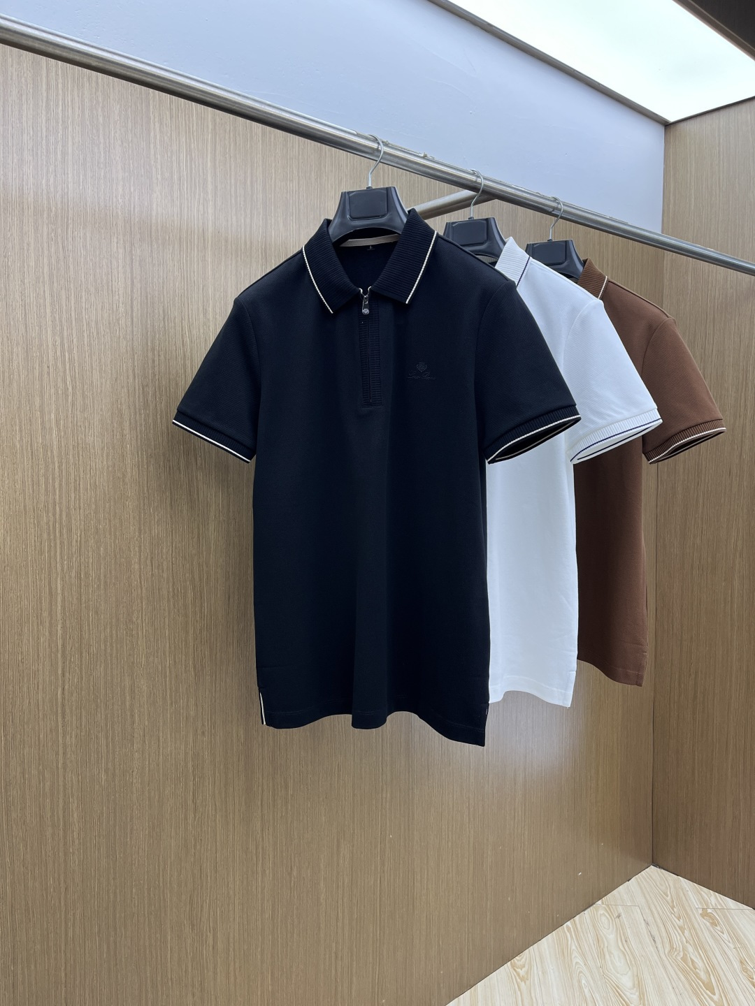 NO:703370,Early spring LP 1956 new men's logo short-sleeved polo shirt in early spring, continuing the classic business casual lapel polo shirt. This polo shirt is made of mercerized double-sided cotton pique fabric, and the timeless design can transcend fashion trends. The classic style, the brand LOGO is three-dimensional and unique, making the whole body more detailed. The fitted version, the fabric is made of cotton pique, jnb is comfortable, skin-friendly, and breathable. It is a practical one for daily commuting and leisure. Highly recommended.  Size M-4XL,,loro piana,T-shirt,19860909早春 LP 1956早春新款男士标识短袖polo衫,延续经典商务休闲翻领POLO恤.该款Polo衫采用丝光双面棉质珠地面料制成,隽永设计可跨越时尚潮流.经典款型,品牌LOGO立体别致,让整体更具细节感 合体的版型,面料采用全棉珠地料,jnb舒适,亲肤,透气好,平时通勤休闲都很实穿的一款 强烈推荐. 尺码M-4XL,,loro piana,T-shirt,,Men's clothing