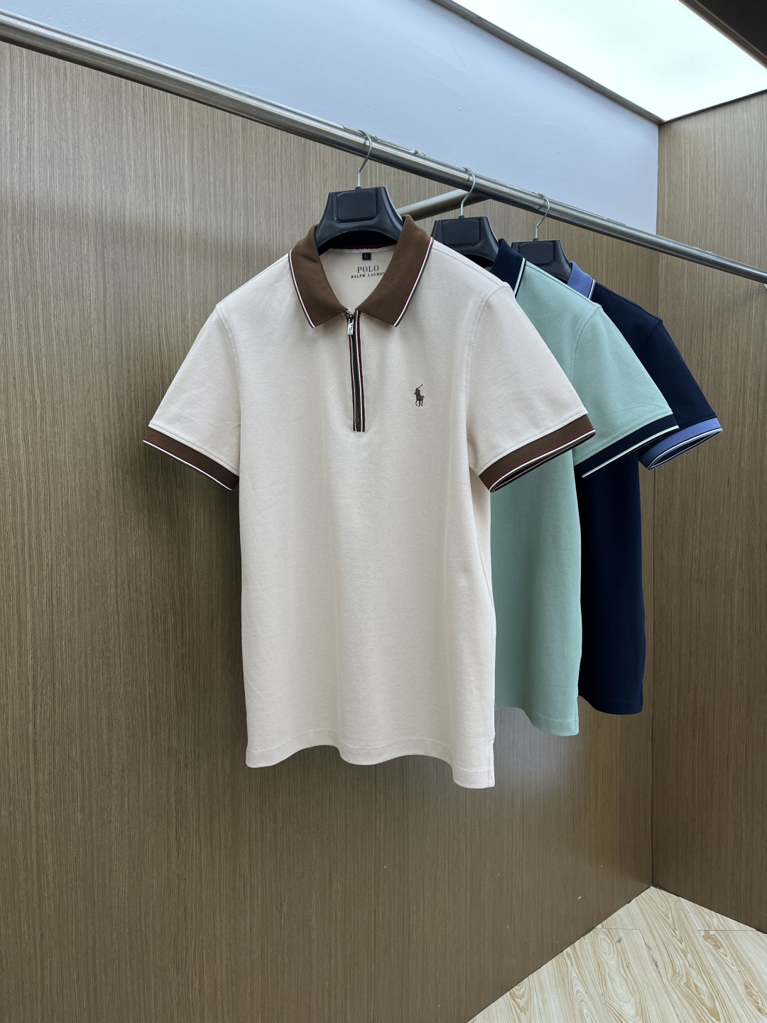 NO:703372,Early spring POLO 1956 Early spring new men's logo short-sleeved polo shirt, continuing the classic business casual lapel polo shirt. This polo shirt is made of mercerized double-sided cotton pique fabric, and the timeless design can transcend fashion trends. The classic style, the brand LOGO is three-dimensional and unique, making the whole body more detailed. The fitted version, the fabric is made of cotton pique, jnb is comfortable, skin-friendly, and breathable. It is a practical wear for daily commuting and leisure. Highly recommended.  Size M-4XL,,T-shirt,19860909早春 POLO 1956早春新款男士标识短袖polo衫,延续经典商务休闲翻领POLO恤.该款Polo衫采用丝光双面棉质珠地面料制成,隽永设计可跨越时尚潮流.经典款型,品牌LOGO立体别致,让整体更具细节感 合体的版型,面料采用全棉珠地料,jnb舒适,亲肤,透气好,平时通勤休闲都很实穿的一款 强烈推荐. 尺码M-4XL,,T-shirt,,Men's clothing