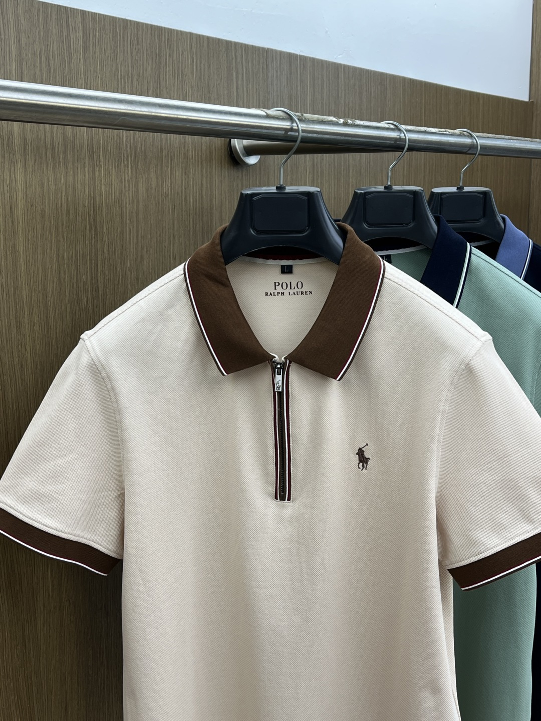 早春 POLO 🔥🔥早春新款男士标识短袖Polo衫，延续经典商务休闲翻领POLO恤.该款Polo衫采用丝