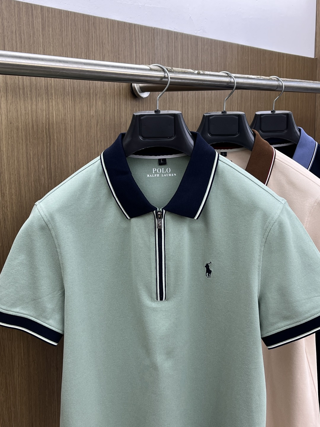 早春 Polo 🔥🔥早春新款男士标识短袖Polo衫，延续经典商务休闲翻领POLO恤.该款Polo衫采用丝