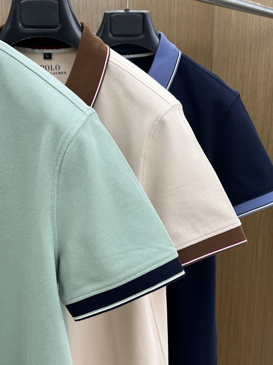 早春 Polo 🔥🔥早春新款男士标识短袖Polo衫，延续经典商务休闲翻领POLO恤.该款Polo衫采用丝