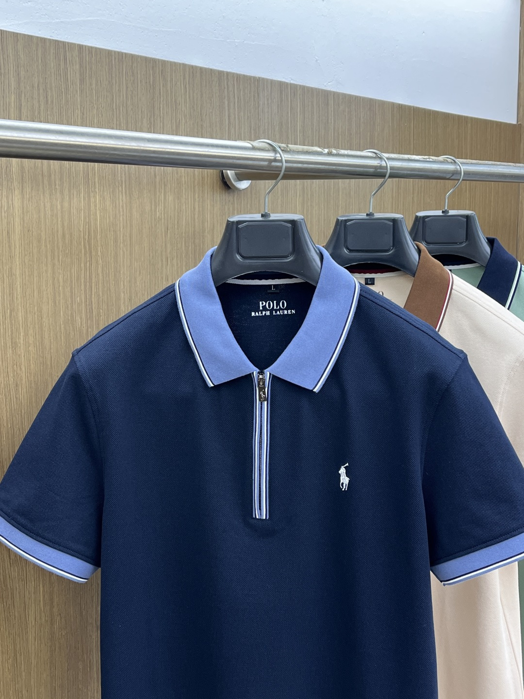 早春 POLO 🔥🔥早春新款男士标识短袖Polo衫，延续经典商务休闲翻领POLO恤.该款Polo衫采用丝