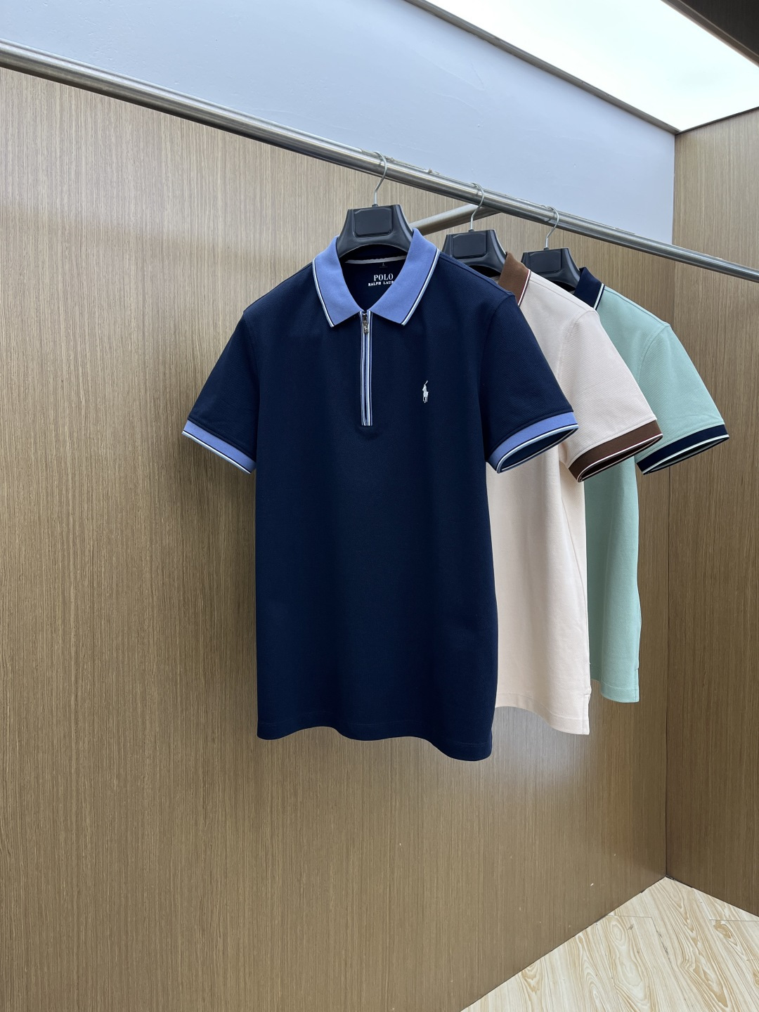 NO:703378,Early spring POLO 1956 Early spring new men's logo short-sleeved polo shirt, continuing the classic business casual lapel polo shirt. This polo shirt is made of mercerized double-sided cotton pique fabric, and the timeless design can transcend fashion trends. The classic style, the brand LOGO is three-dimensional and unique, making the whole body more detailed. The fitted version, the fabric is made of cotton pique, jnb is comfortable, skin-friendly, and breathable. It is a practical wear for daily commuting and leisure. Highly recommended.  Size M-4XL,,T-shirt,19860909早春 POLO 1956早春新款男士标识短袖polo衫,延续经典商务休闲翻领POLO恤.该款Polo衫采用丝光双面棉质珠地面料制成,隽永设计可跨越时尚潮流.经典款型,品牌LOGO立体别致,让整体更具细节感 合体的版型,面料采用全棉珠地料,jnb舒适,亲肤,透气好,平时通勤休闲都很实穿的一款 强烈推荐. 尺码M-4XL,,T-shirt,,Men's clothing