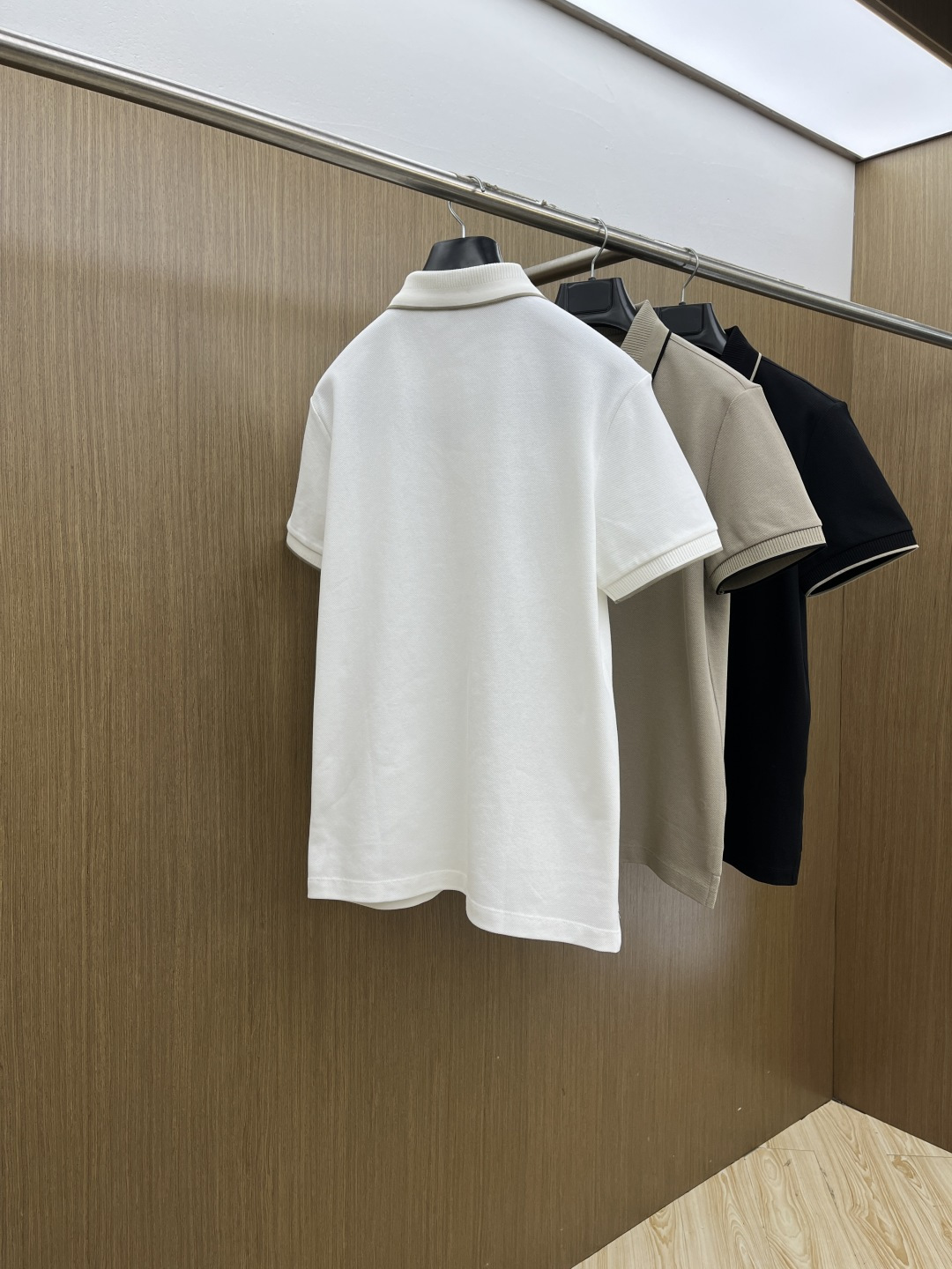 早春 BBR 🔥🔥早春新款男士标识短袖Polo衫，延续经典商务休闲翻领POLO恤.该款Polo衫采用丝光