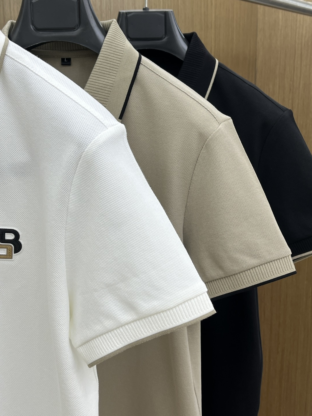 早春 BBR 🔥🔥早春新款男士标识短袖Polo衫，延续经典商务休闲翻领POLO恤.该款Polo衫采用丝光