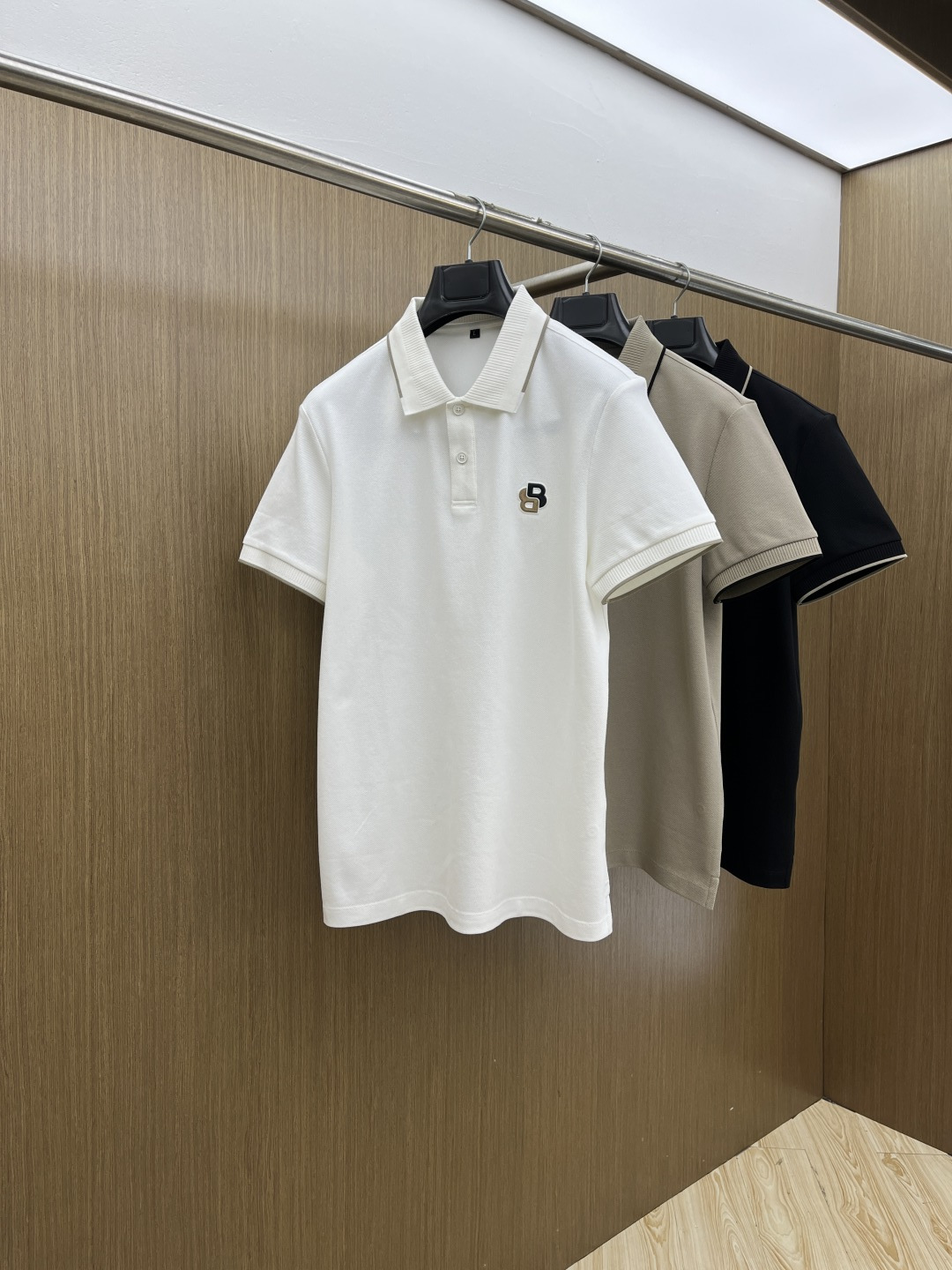 早春 BBR 🔥🔥早春新款男士标识短袖Polo衫，延续经典商务休闲翻领POLO恤.该款Polo衫采用丝光