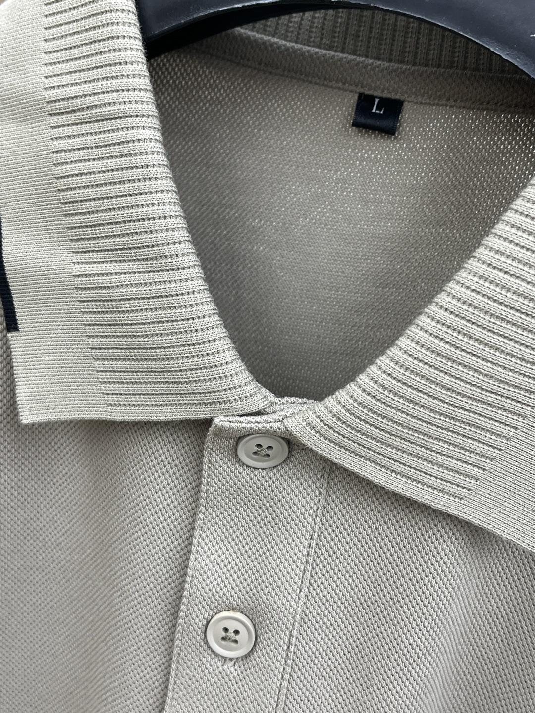 早春 BBR 🔥🔥早春新款男士标识短袖Polo衫，延续经典商务休闲翻领POLO恤.该款Polo衫采用丝光