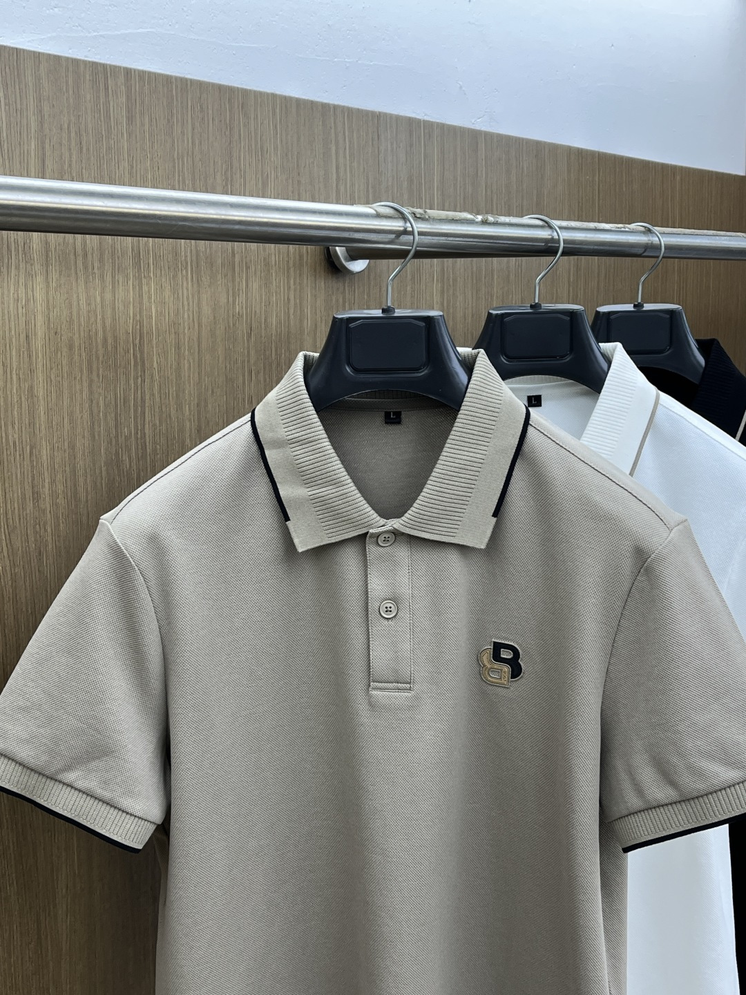早春 BBR 🔥🔥早春新款男士标识短袖Polo衫，延续经典商务休闲翻领POLO恤.该款Polo衫采用丝光