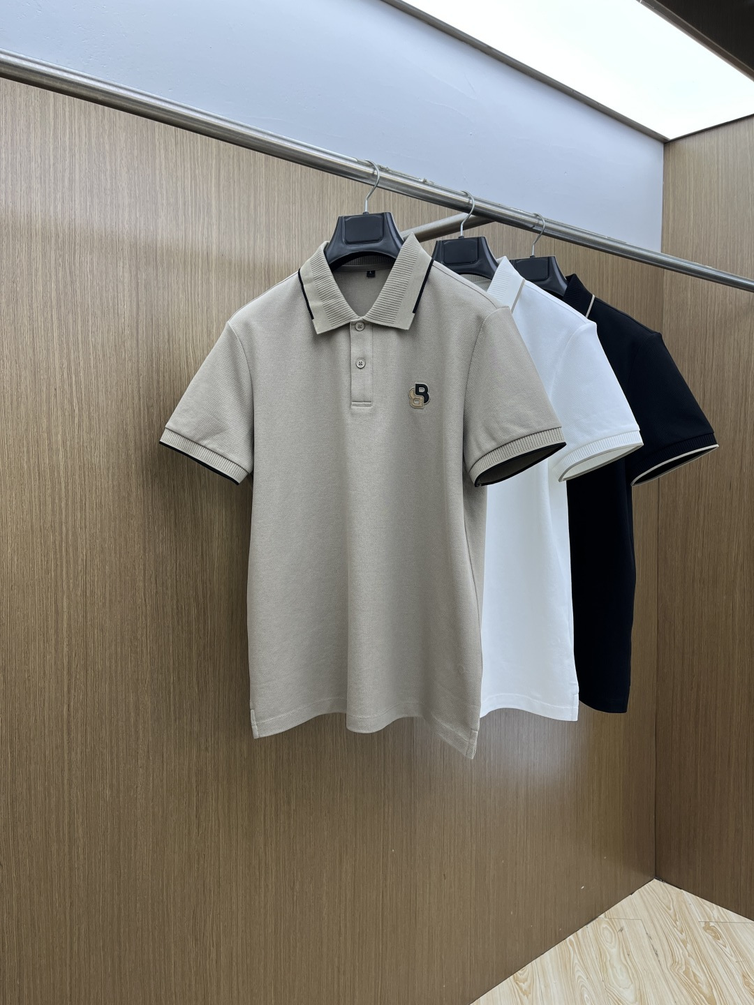 早春 BBR 🔥🔥早春新款男士标识短袖Polo衫，延续经典商务休闲翻领POLO恤.该款Polo衫采用丝光