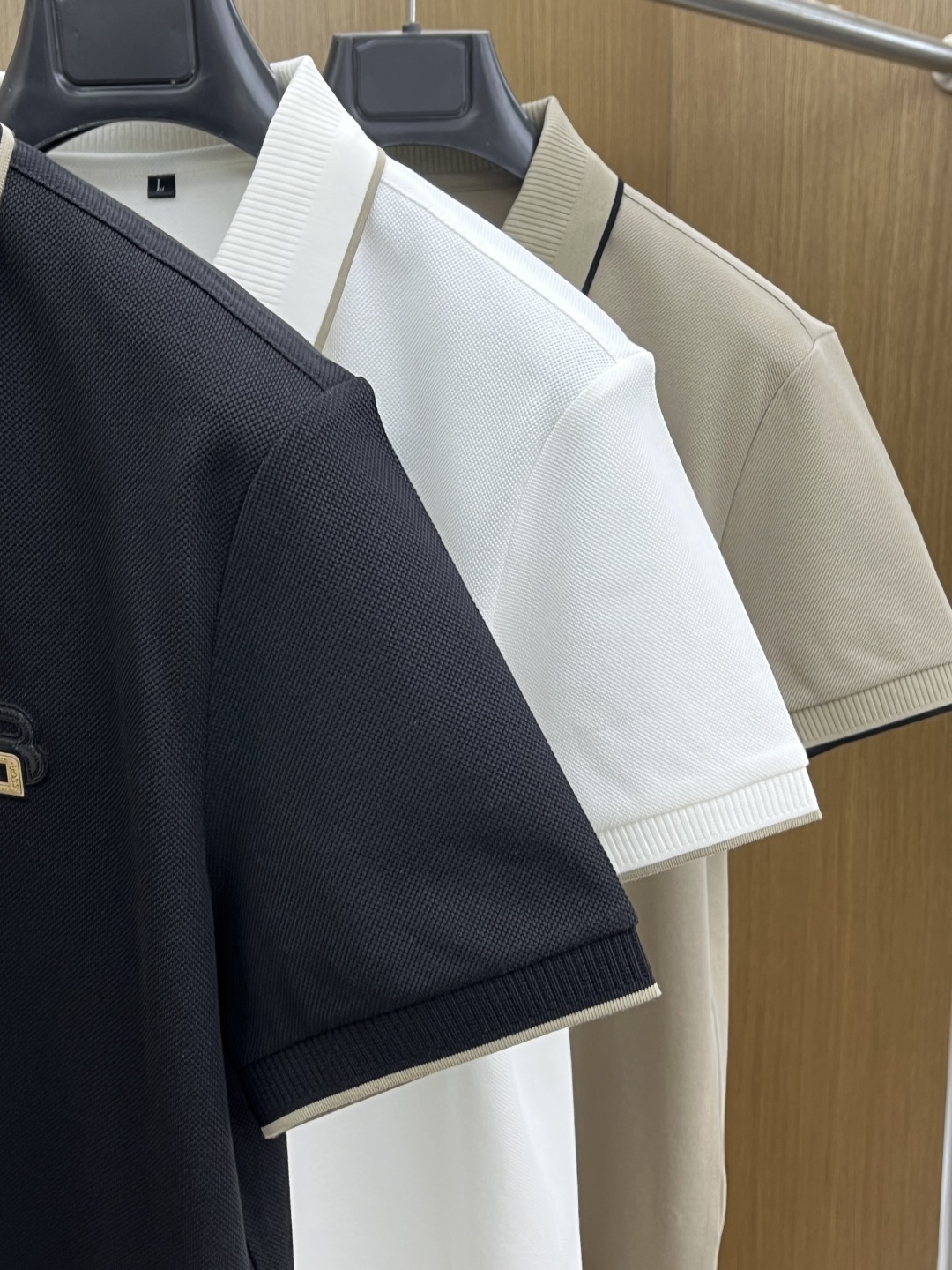 早春 BBR 🔥🔥早春新款男士标识短袖Polo衫，延续经典商务休闲翻领POLO恤.该款Polo衫采用丝光