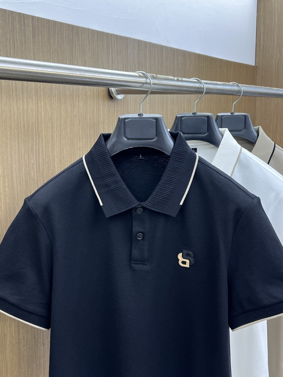 早春 BBR 🔥🔥早春新款男士标识短袖Polo衫，延续经典商务休闲翻领POLO恤.该款Polo衫采用丝光