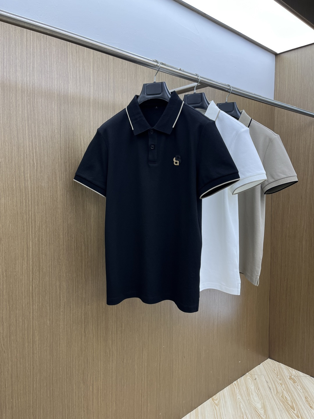 NO:703356,Early spring BBR 1956 new men's logo short-sleeved polo shirt in early spring continues the classic business casual lapel polo shirt. This polo shirt is made of mercerized double-sided cotton pique fabric, and the timeless design can transcend fashion trends. The classic style, the brand LOGO is three-dimensional and unique, making the whole body more detailed. The fit version, the fabric is made of cotton pique, jnb is comfortable, skin-friendly, and breathable. It is a practical wear for daily commuting and leisure. Highly recommended.  Size M-4XL,,T-shirt,19860909早春 BBR 1956早春新款男士标识短袖polo衫,延续经典商务休闲翻领POLO恤.该款Polo衫采用丝光双面棉质珠地面料制成,隽永设计可跨越时尚潮流.经典款型,品牌LOGO立体别致,让整体更具细节感 合体的版型,面料采用全棉珠地料,jnb舒适,亲肤,透气好,平时通勤休闲都很实穿的一款 强烈推荐. 尺码M-4XL,,T-shirt,,Men's clothing