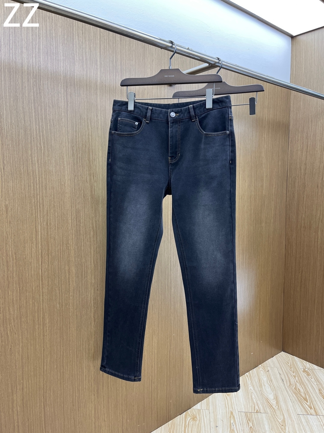 秋冬 ZZ 🔥🔥秋冬新品休闲牛仔裤 官网同步发售，裤身工艺设计，进口客供辅料、面料定制，代工厂出品免检！