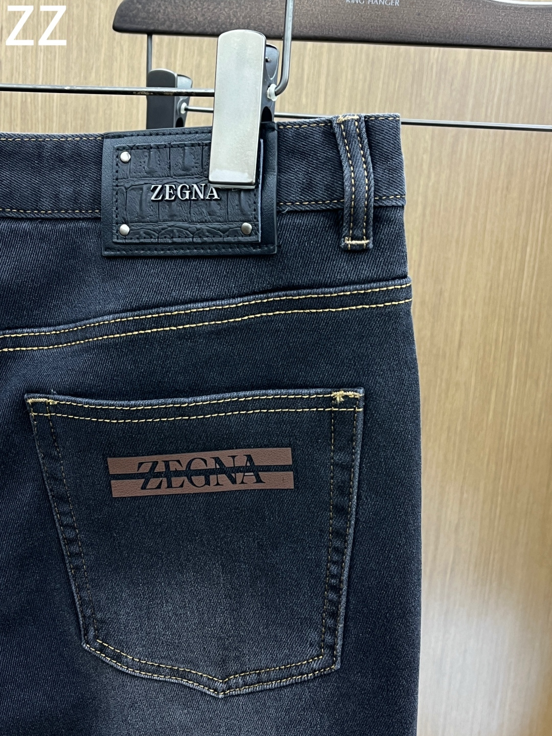 秋冬 ZZ 🔥🔥秋冬新品休闲牛仔裤 官网同步发售，裤身工艺设计，进口客供辅料、面料定制，代工厂出品免检！