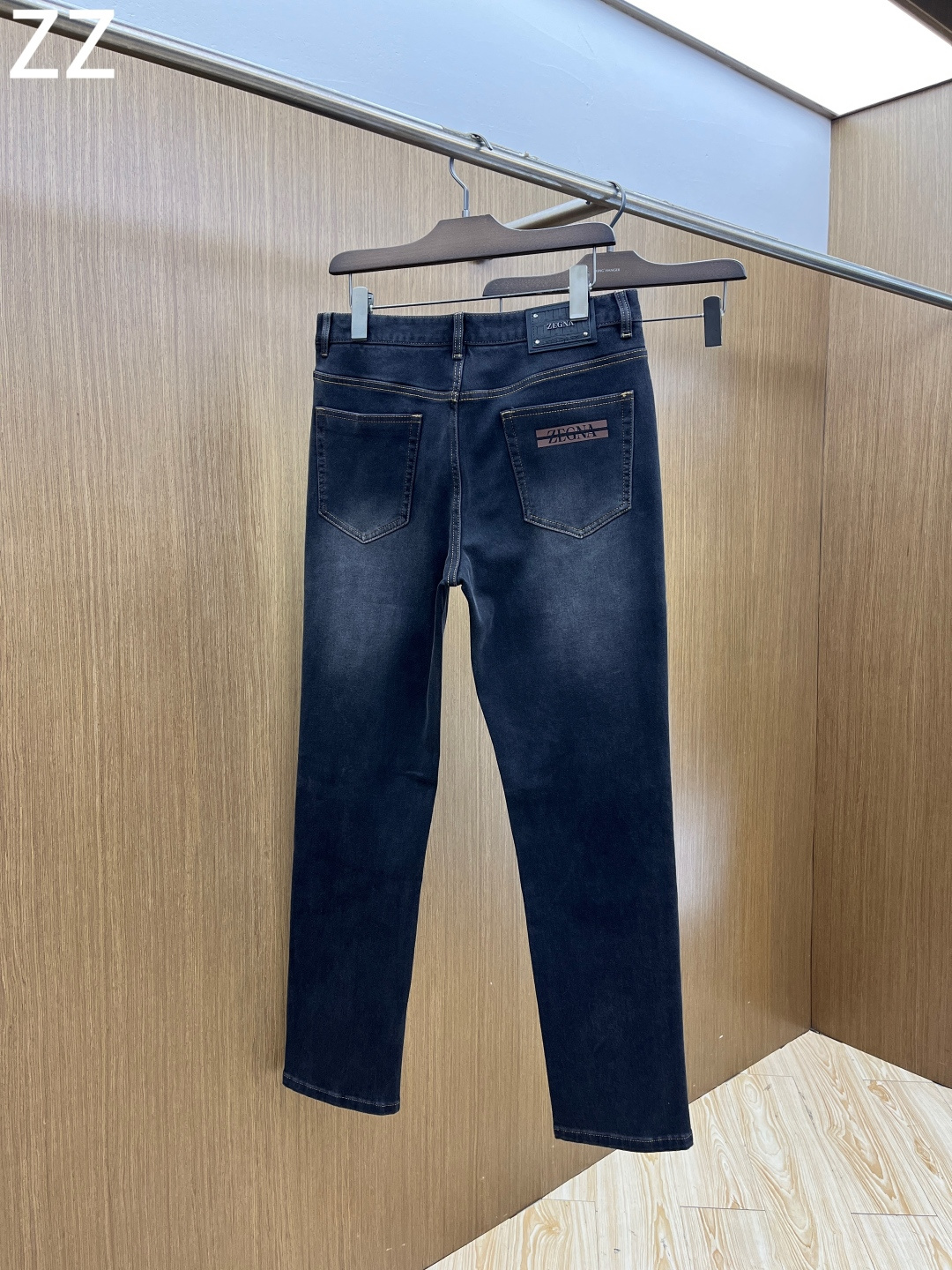 秋冬 ZZ 🔥🔥秋冬新品休闲牛仔裤 官网同步发售，裤身工艺设计，进口客供辅料、面料定制，代工厂出品免检！