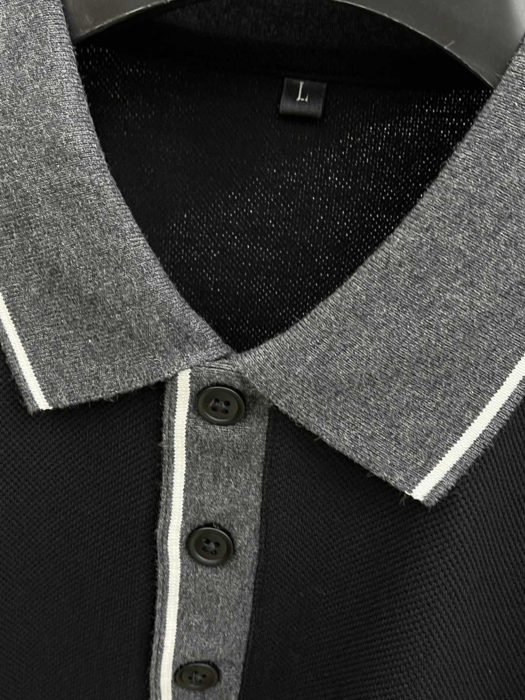 早春 HER 🔥🔥早春新款男士标识短袖Polo衫，延续经典商务休闲翻领POLO恤.该款Polo衫采用丝光