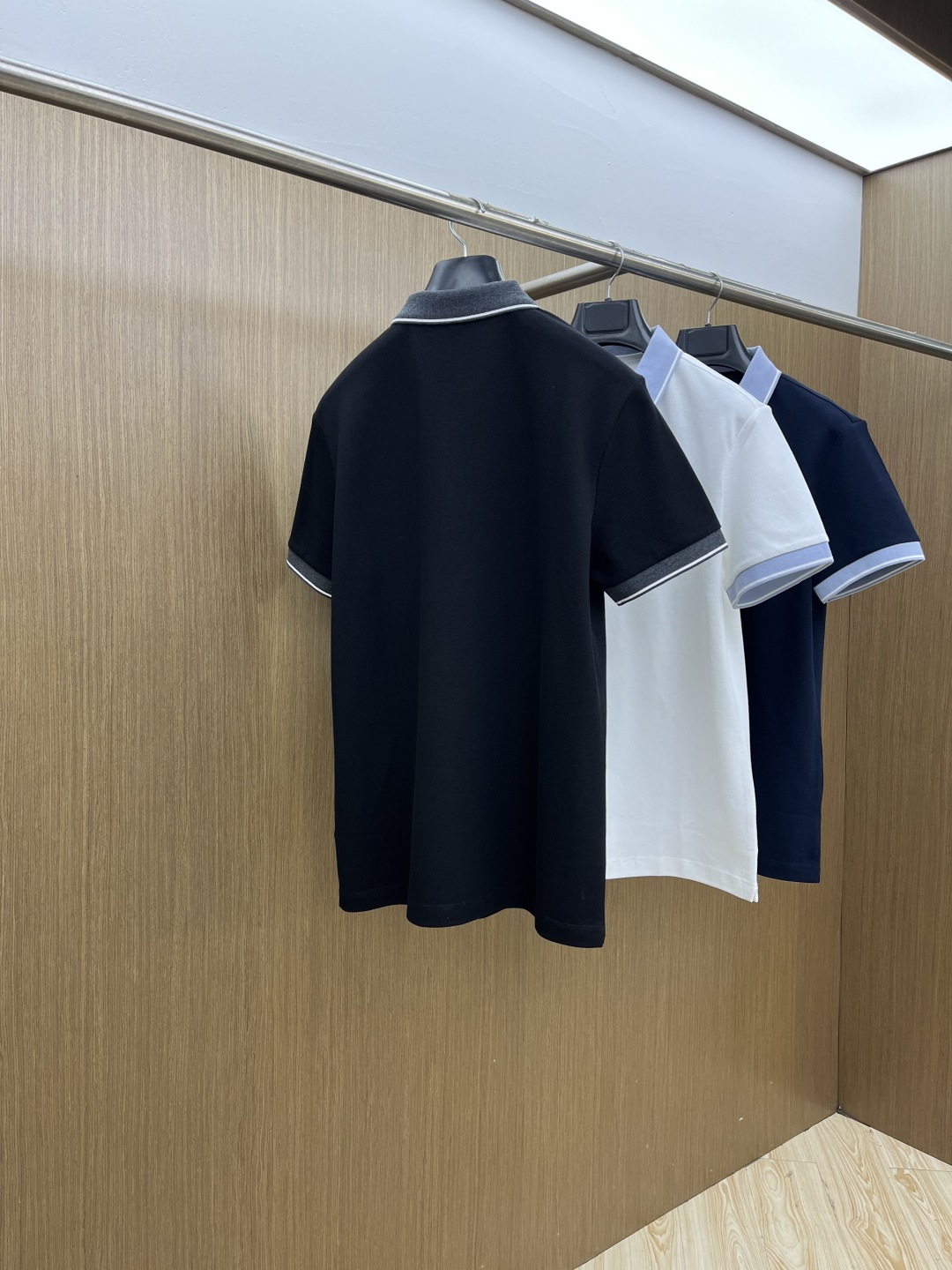 早春 HER 🔥🔥早春新款男士标识短袖Polo衫，延续经典商务休闲翻领POLO恤.该款Polo衫采用丝光