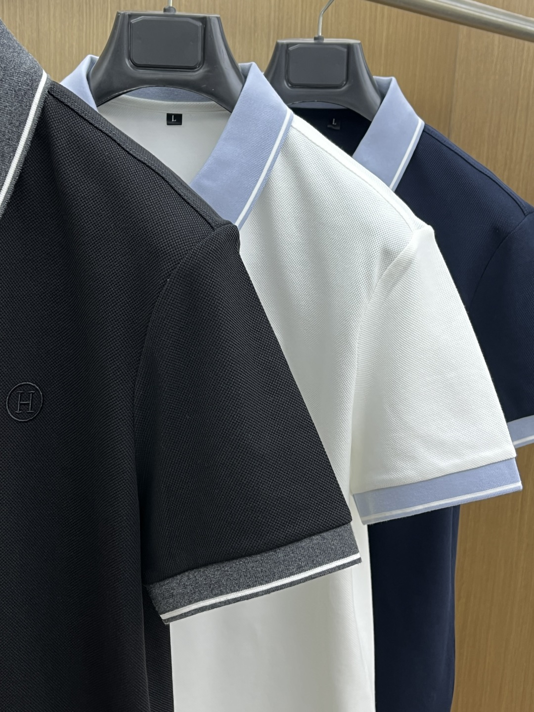 早春 HER 🔥🔥早春新款男士标识短袖Polo衫，延续经典商务休闲翻领POLO恤.该款Polo衫采用丝光