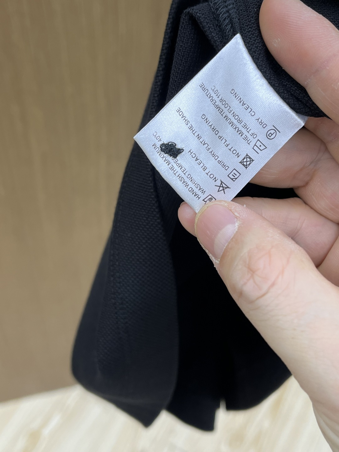 早春 HER 🔥🔥早春新款男士标识短袖Polo衫，延续经典商务休闲翻领POLO恤.该款Polo衫采用丝光