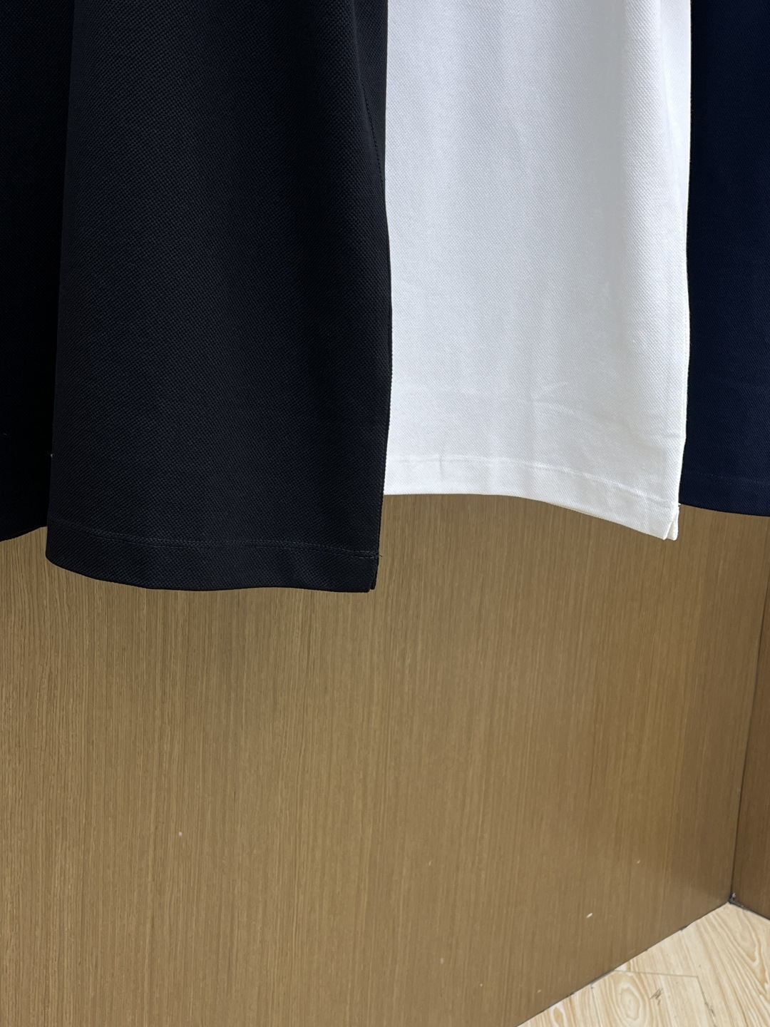 早春 HER 🔥🔥早春新款男士标识短袖Polo衫，延续经典商务休闲翻领POLO恤.该款Polo衫采用丝光