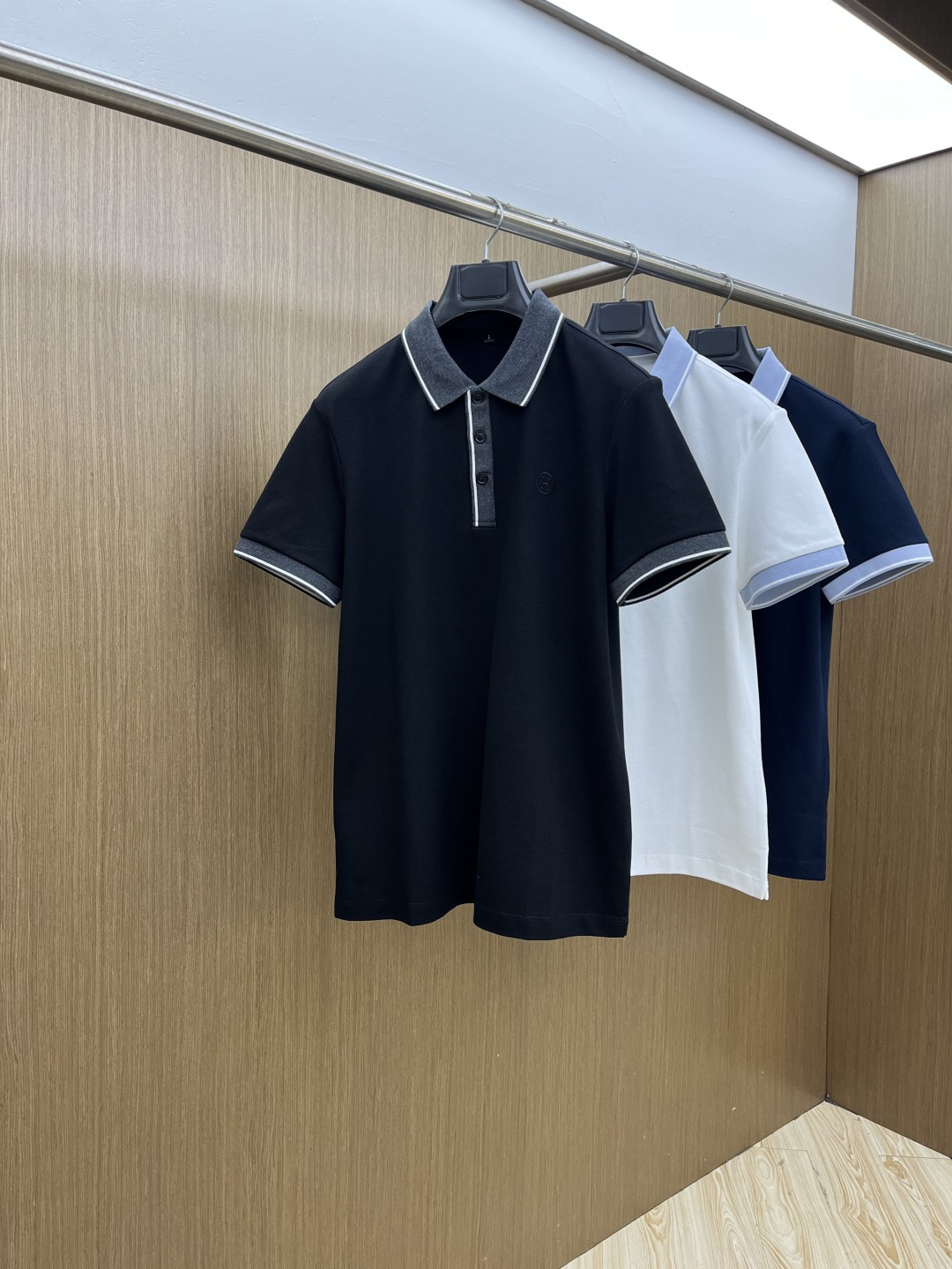 早春 HER 🔥🔥早春新款男士标识短袖Polo衫，延续经典商务休闲翻领POLO恤.该款Polo衫采用丝光