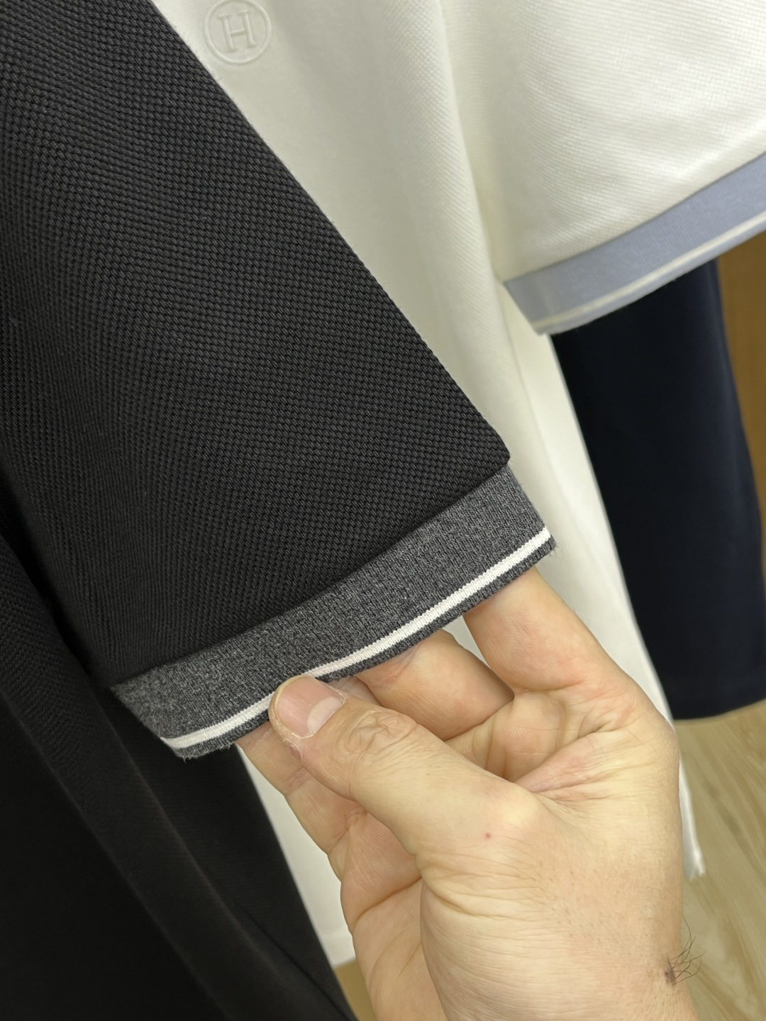 早春 HER 🔥🔥早春新款男士标识短袖Polo衫，延续经典商务休闲翻领POLO恤.该款Polo衫采用丝光