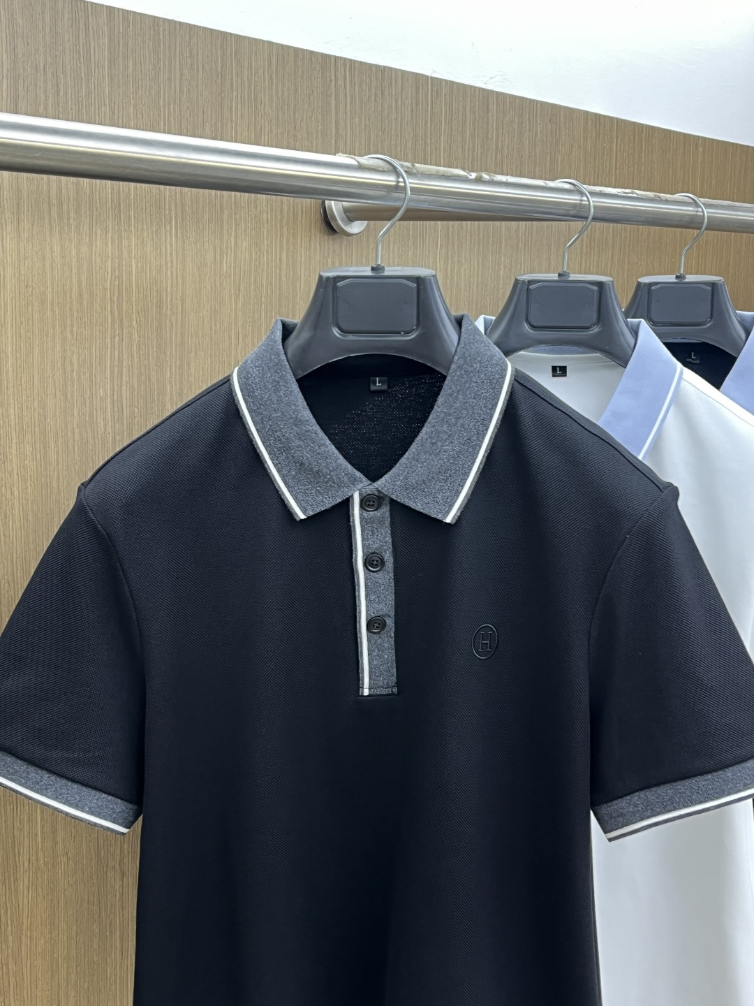 早春 HER 🔥🔥早春新款男士标识短袖Polo衫，延续经典商务休闲翻领POLO恤.该款Polo衫采用丝光