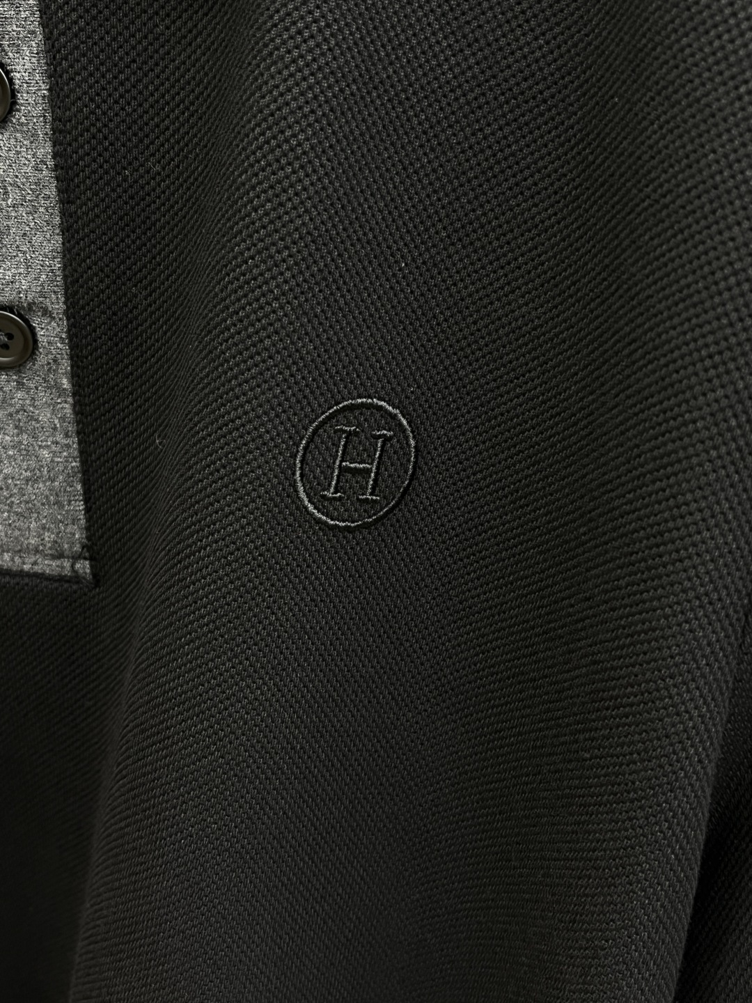 早春 HER 🔥🔥早春新款男士标识短袖Polo衫，延续经典商务休闲翻领POLO恤.该款Polo衫采用丝光