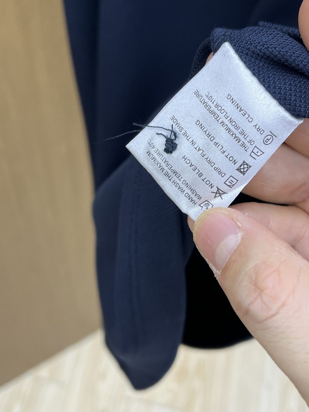 早春 Her 🔥🔥早春新款男士标识短袖Polo衫，延续经典商务休闲翻领POLO恤.该款Polo衫采用丝光