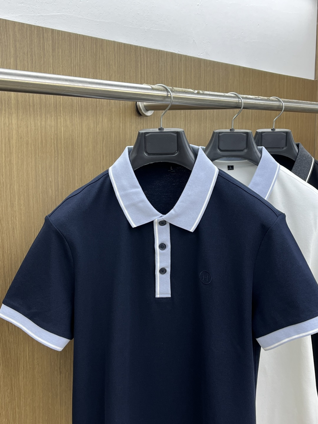 早春 Her 🔥🔥早春新款男士标识短袖Polo衫，延续经典商务休闲翻领POLO恤.该款Polo衫采用丝光