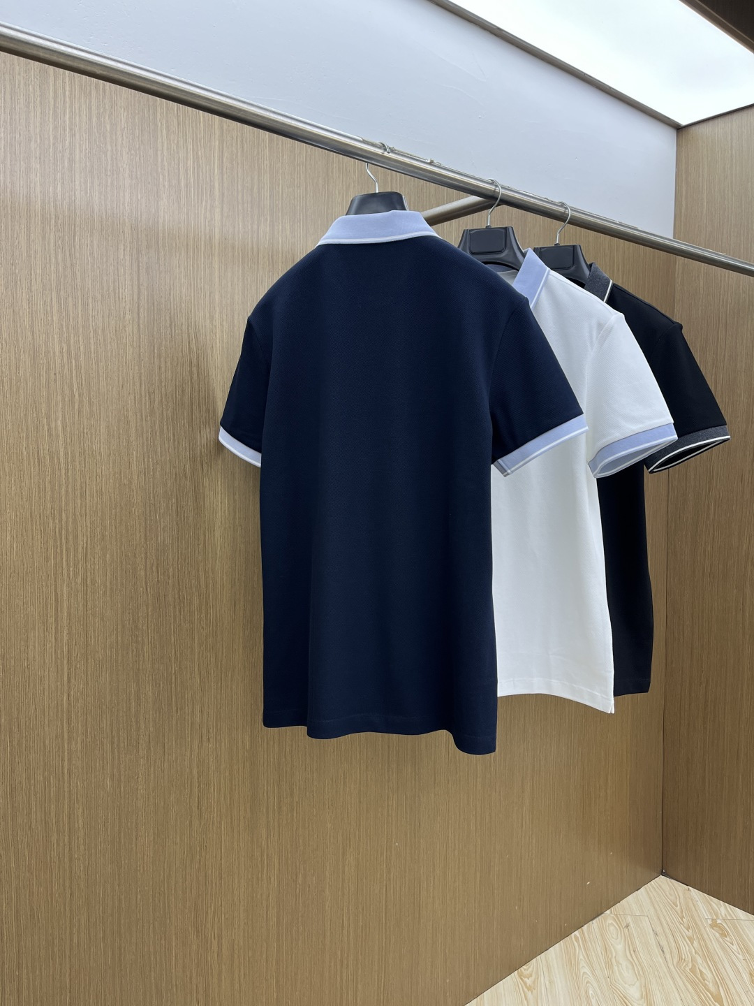 早春 Her 🔥🔥早春新款男士标识短袖Polo衫，延续经典商务休闲翻领POLO恤.该款Polo衫采用丝光