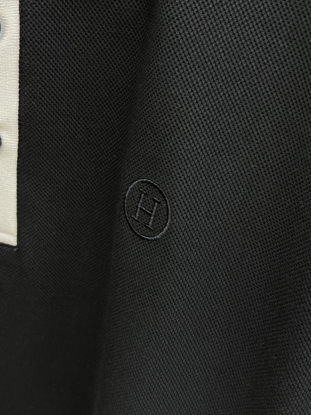 早春 Her 🔥🔥早春新款男士标识短袖Polo衫，延续经典商务休闲翻领POLO恤.该款Polo衫采用丝光