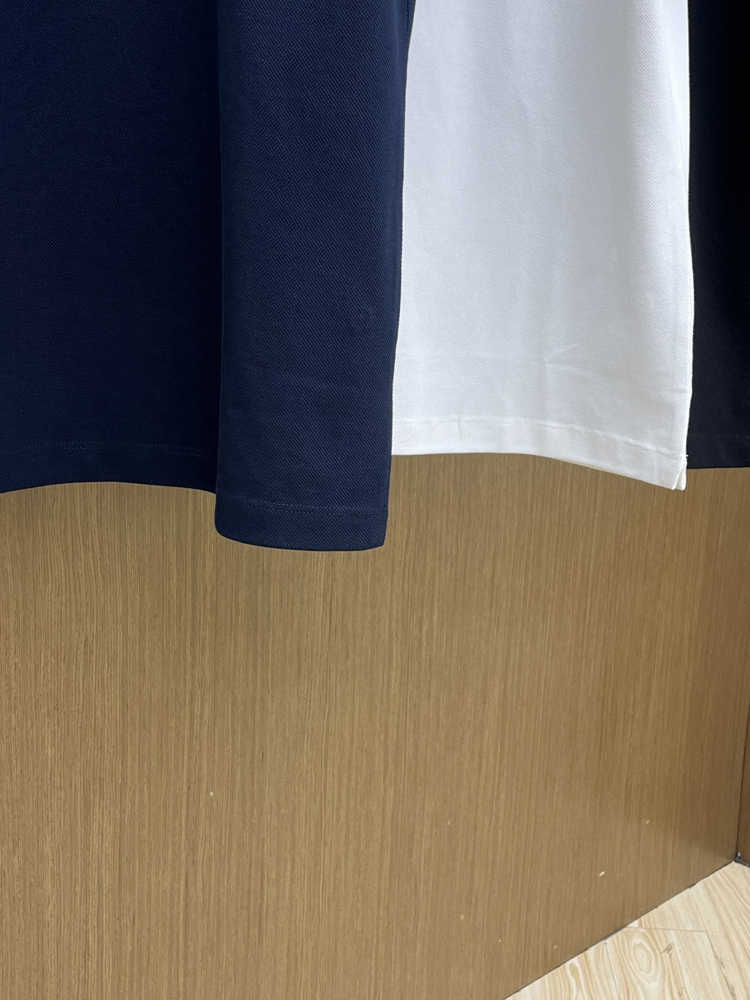 早春 Her 🔥🔥早春新款男士标识短袖Polo衫，延续经典商务休闲翻领POLO恤.该款Polo衫采用丝光