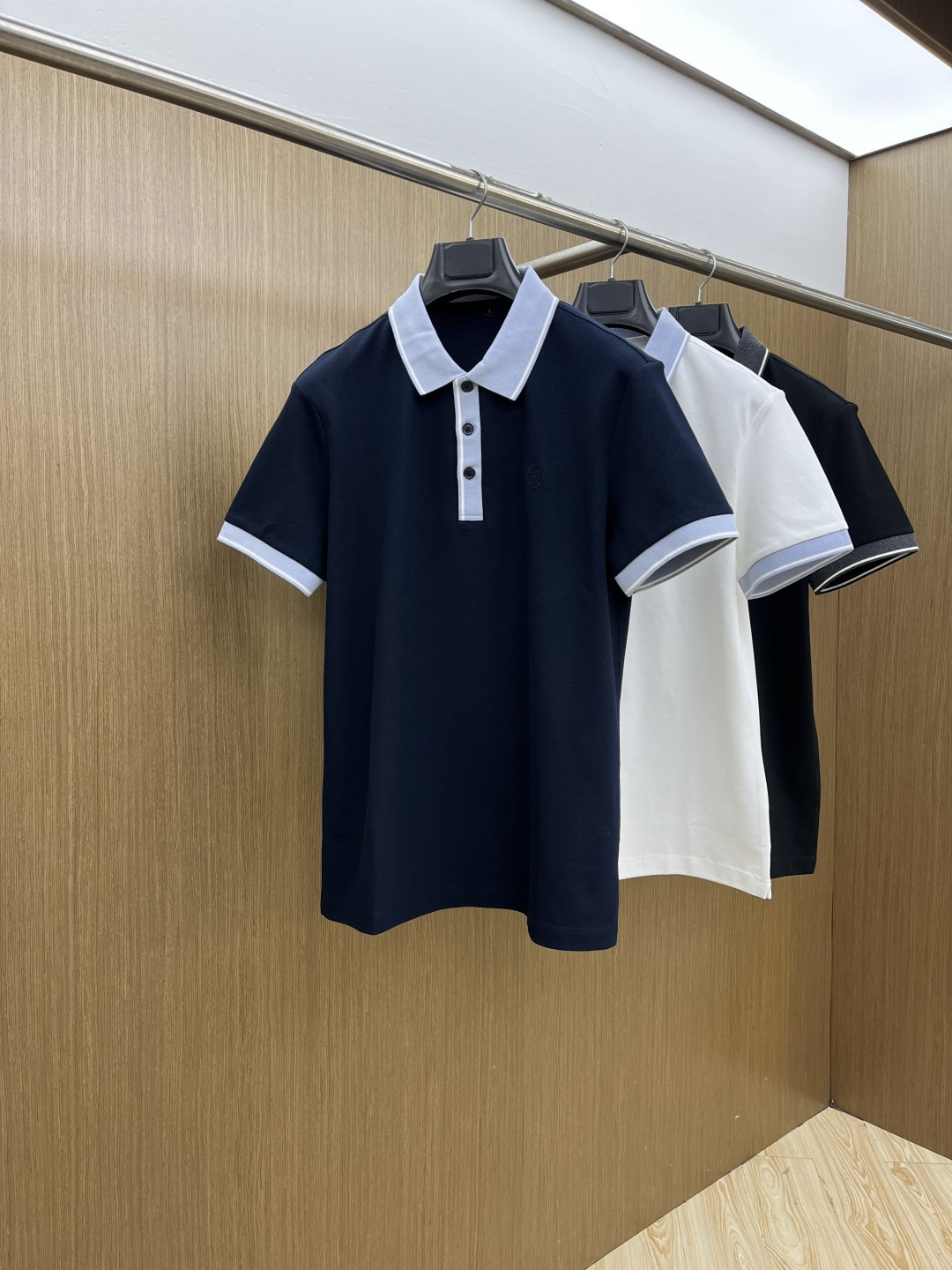 早春 Her 🔥🔥早春新款男士标识短袖Polo衫，延续经典商务休闲翻领POLO恤.该款Polo衫采用丝光