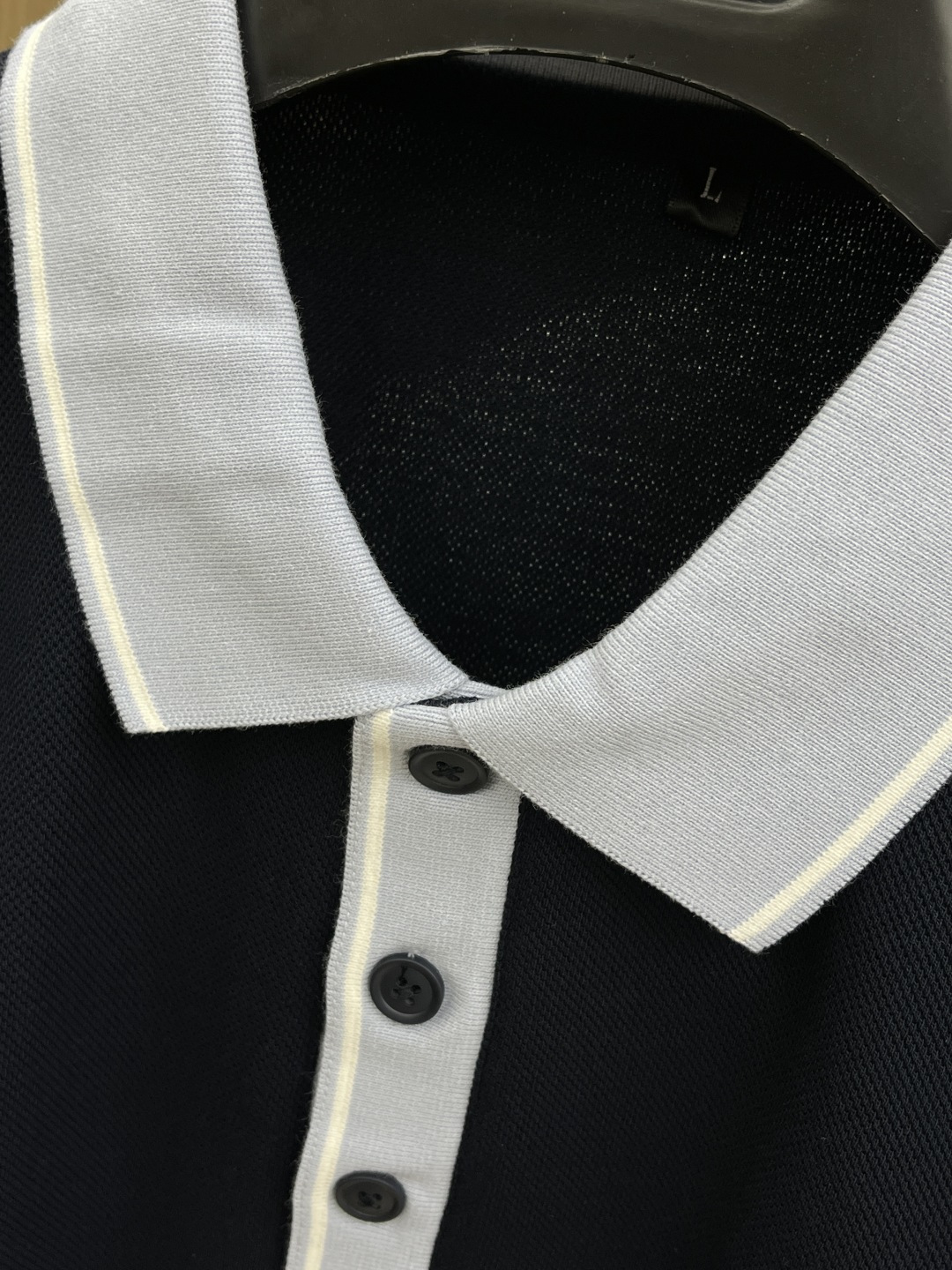 早春 Her 🔥🔥早春新款男士标识短袖Polo衫，延续经典商务休闲翻领POLO恤.该款Polo衫采用丝光