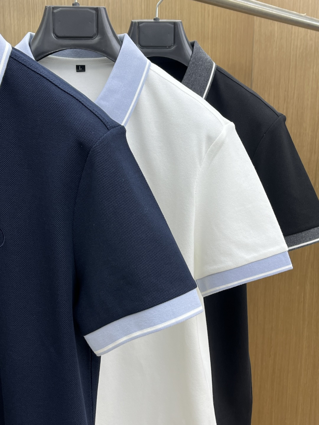 早春 Her 🔥🔥早春新款男士标识短袖Polo衫，延续经典商务休闲翻领POLO恤.该款Polo衫采用丝光