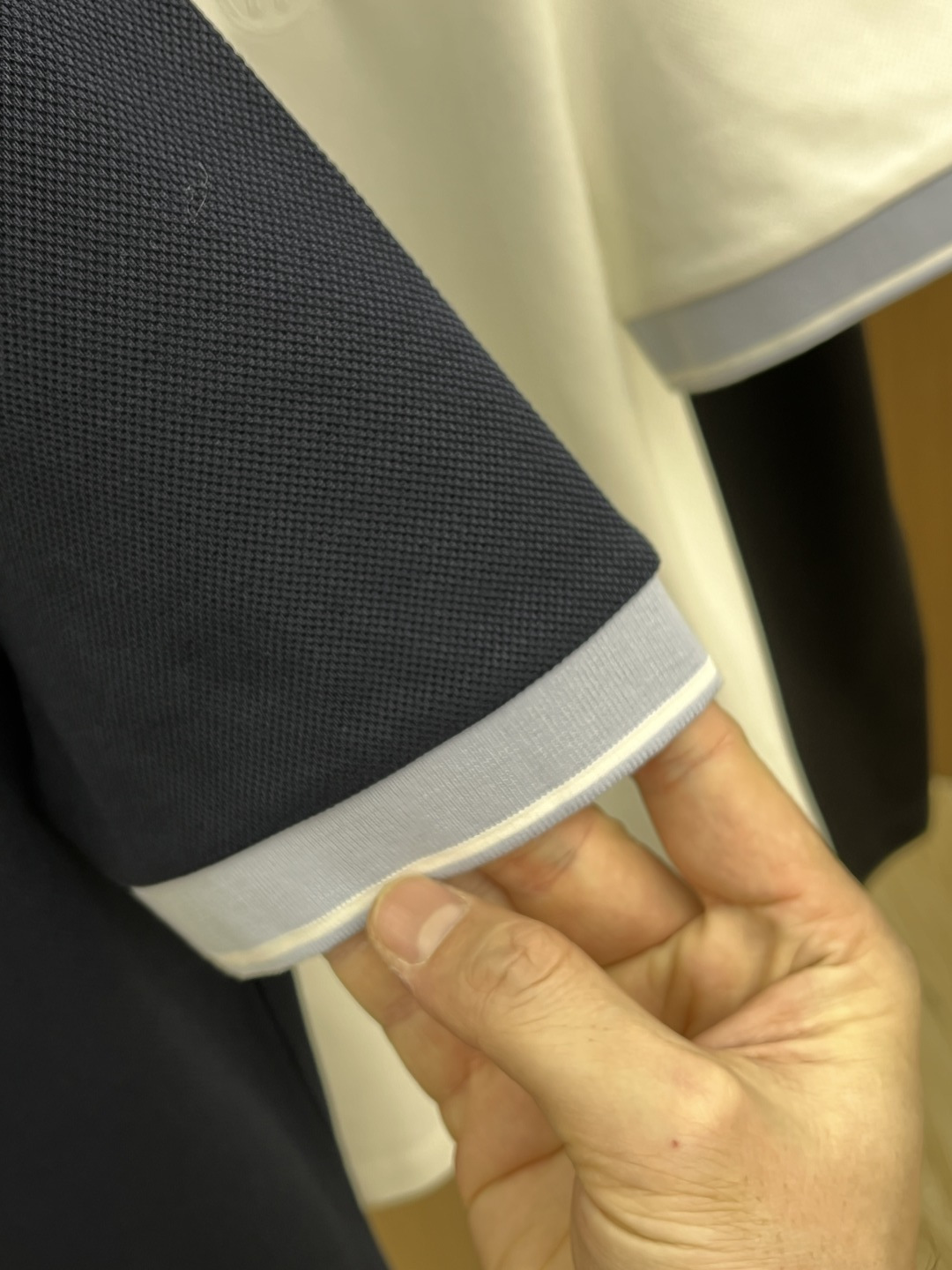 早春 Her 🔥🔥早春新款男士标识短袖Polo衫，延续经典商务休闲翻领POLO恤.该款Polo衫采用丝光