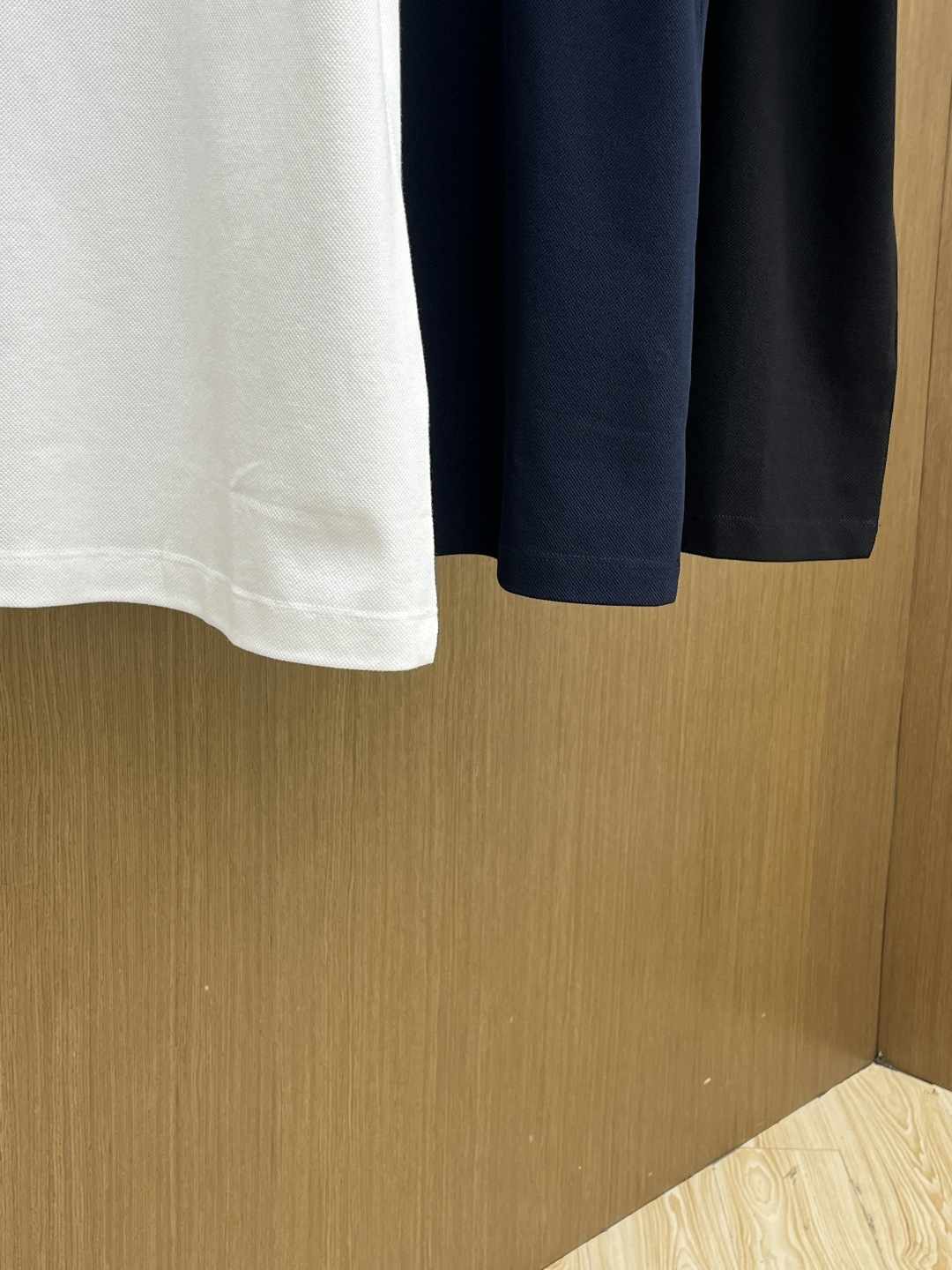 早春 HER 🔥🔥早春新款男士标识短袖Polo衫，延续经典商务休闲翻领POLO恤.该款Polo衫采用丝光