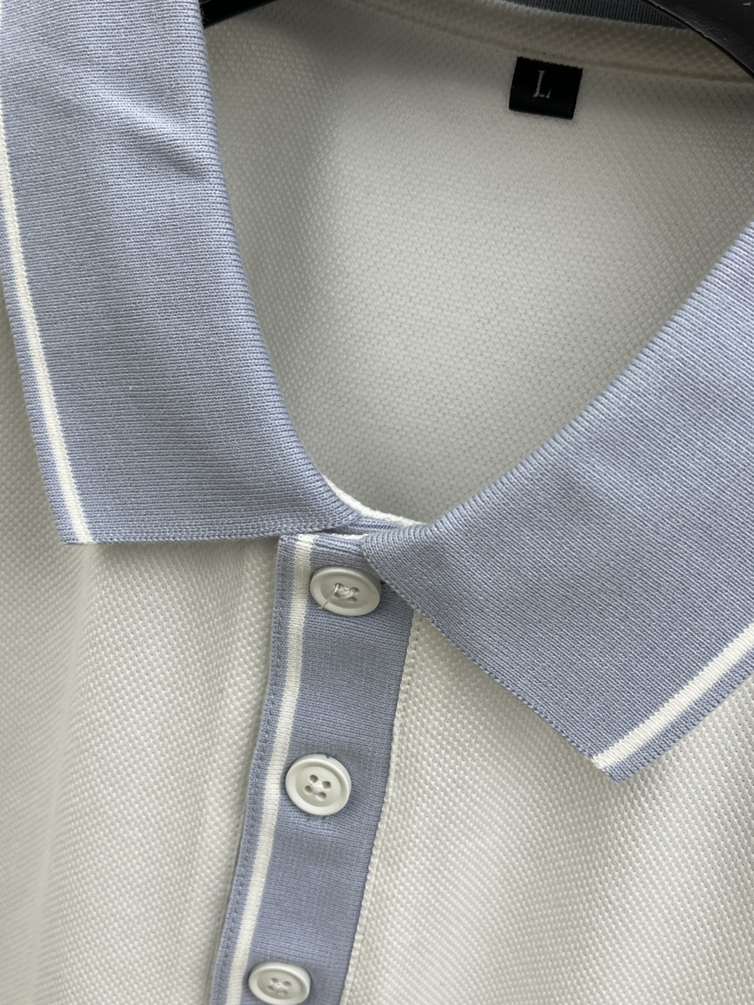 早春 HER 🔥🔥早春新款男士标识短袖Polo衫，延续经典商务休闲翻领POLO恤.该款Polo衫采用丝光