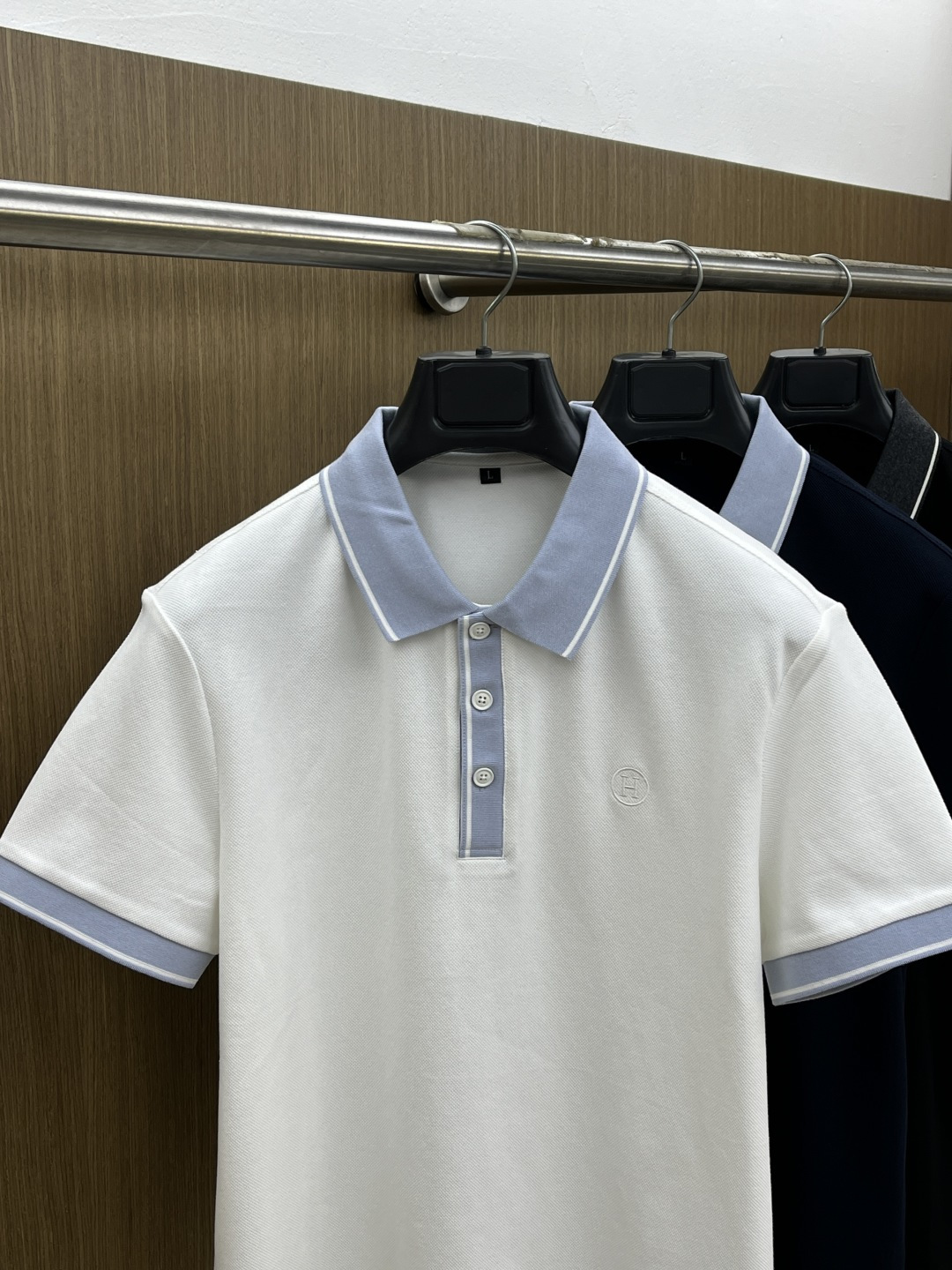 早春 HER 🔥🔥早春新款男士标识短袖Polo衫，延续经典商务休闲翻领POLO恤.该款Polo衫采用丝光