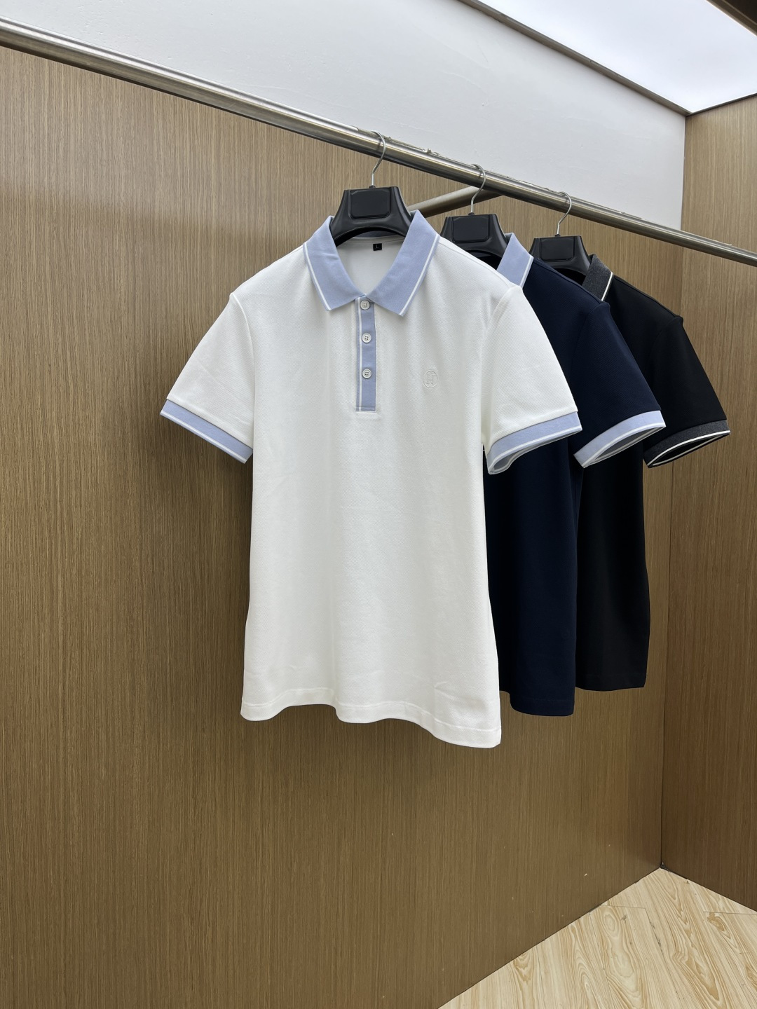 早春 HER 🔥🔥早春新款男士标识短袖Polo衫，延续经典商务休闲翻领POLO恤.该款Polo衫采用丝光