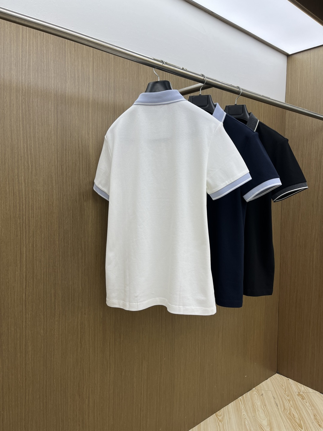 早春 HER 🔥🔥早春新款男士标识短袖Polo衫，延续经典商务休闲翻领POLO恤.该款Polo衫采用丝光