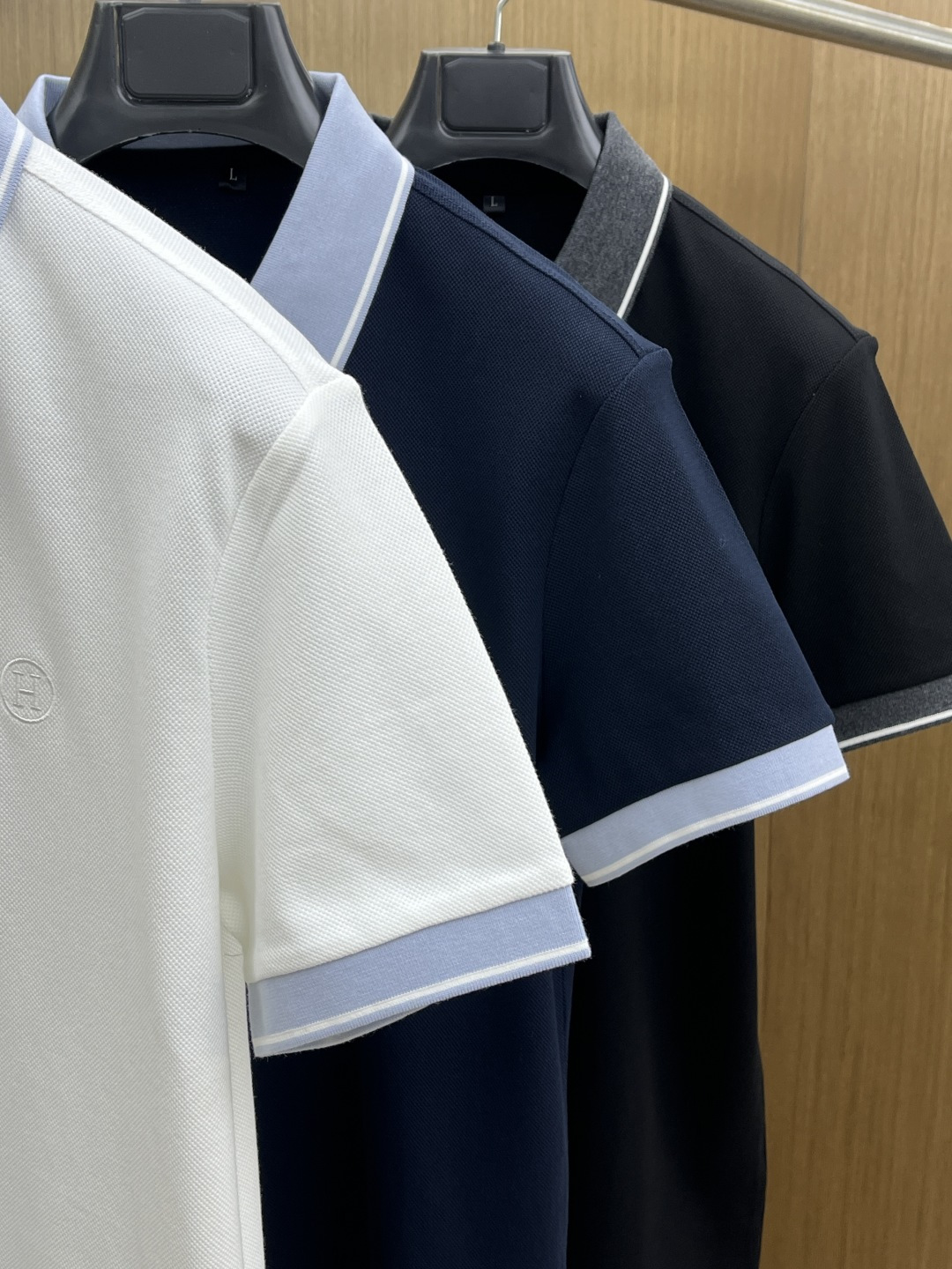 早春 HER 🔥🔥早春新款男士标识短袖Polo衫，延续经典商务休闲翻领POLO恤.该款Polo衫采用丝光