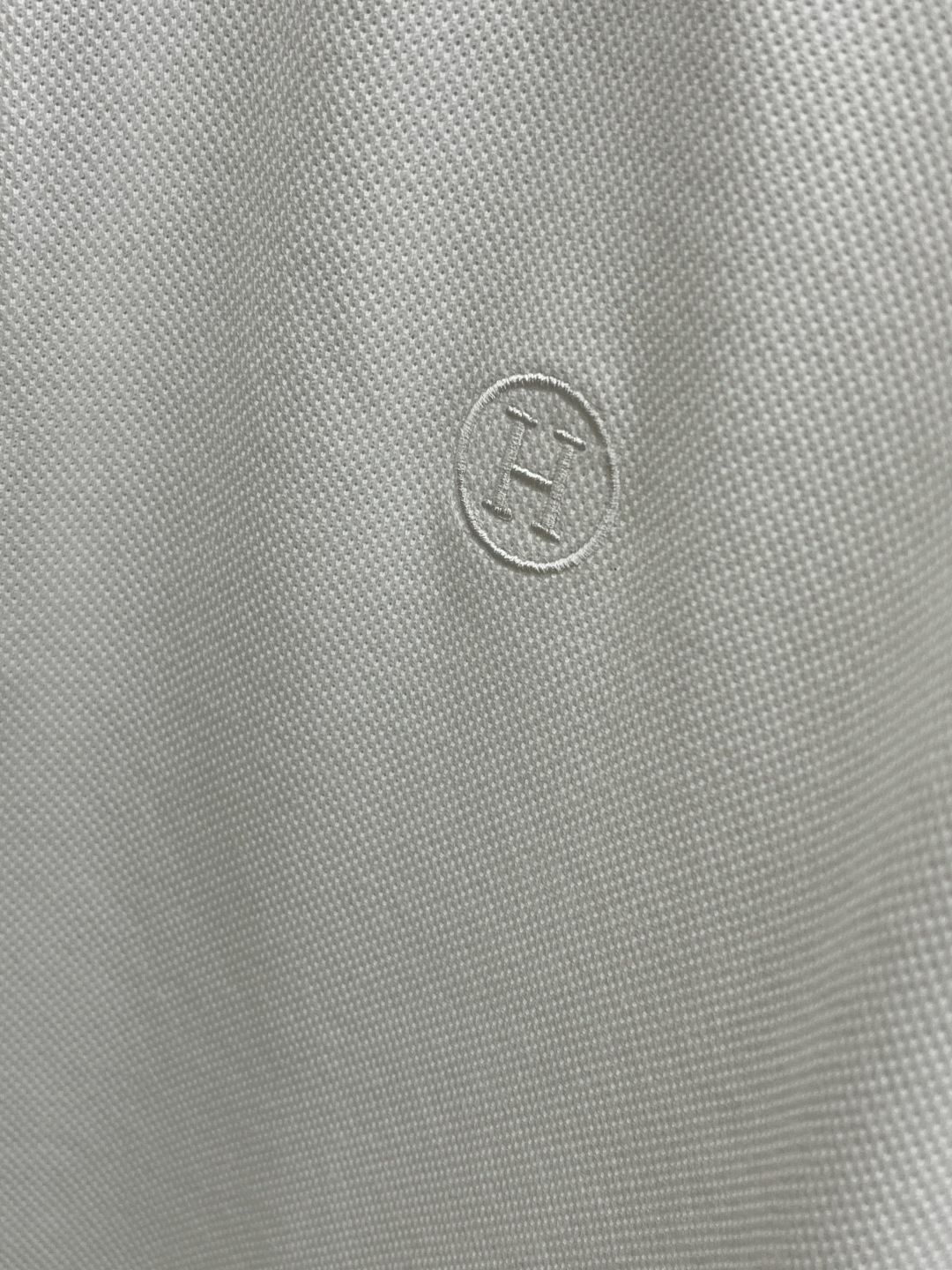 早春 HER 🔥🔥早春新款男士标识短袖Polo衫，延续经典商务休闲翻领POLO恤.该款Polo衫采用丝光