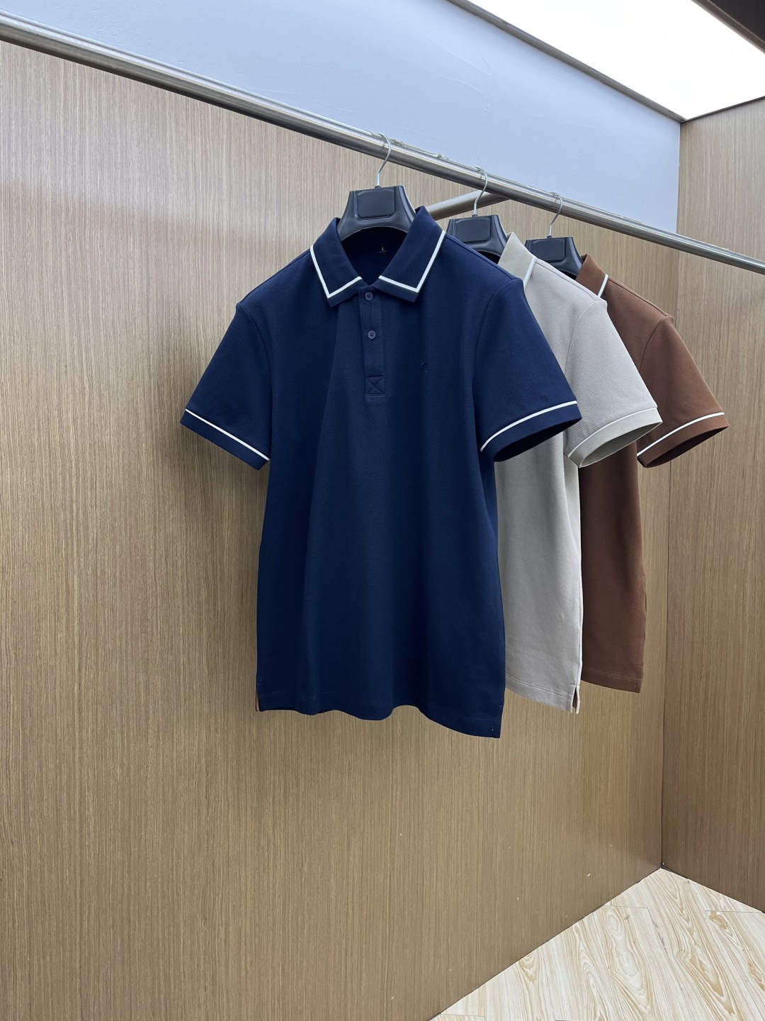 早春 ZZ 🔥🔥早春新款男士标识短袖Polo衫，延续经典商务休闲翻领POLO恤.该款Polo衫采用丝光双