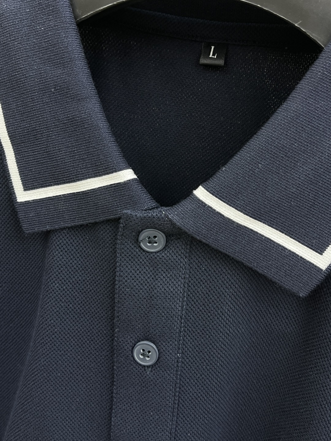 早春 ZZ 🔥🔥早春新款男士标识短袖Polo衫，延续经典商务休闲翻领POLO恤.该款Polo衫采用丝光双